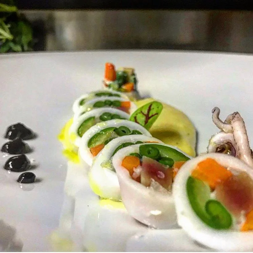 Calamaro ripieno di verdure nella cucina della Pescheria Pesciolini