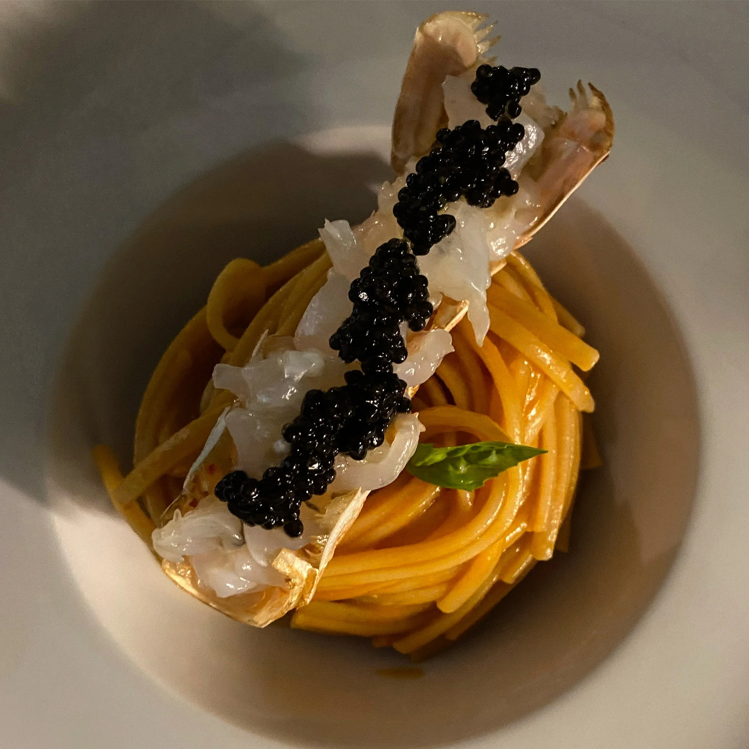 Spaghetto con scampi e caviale alla pescheria Pesciolini
