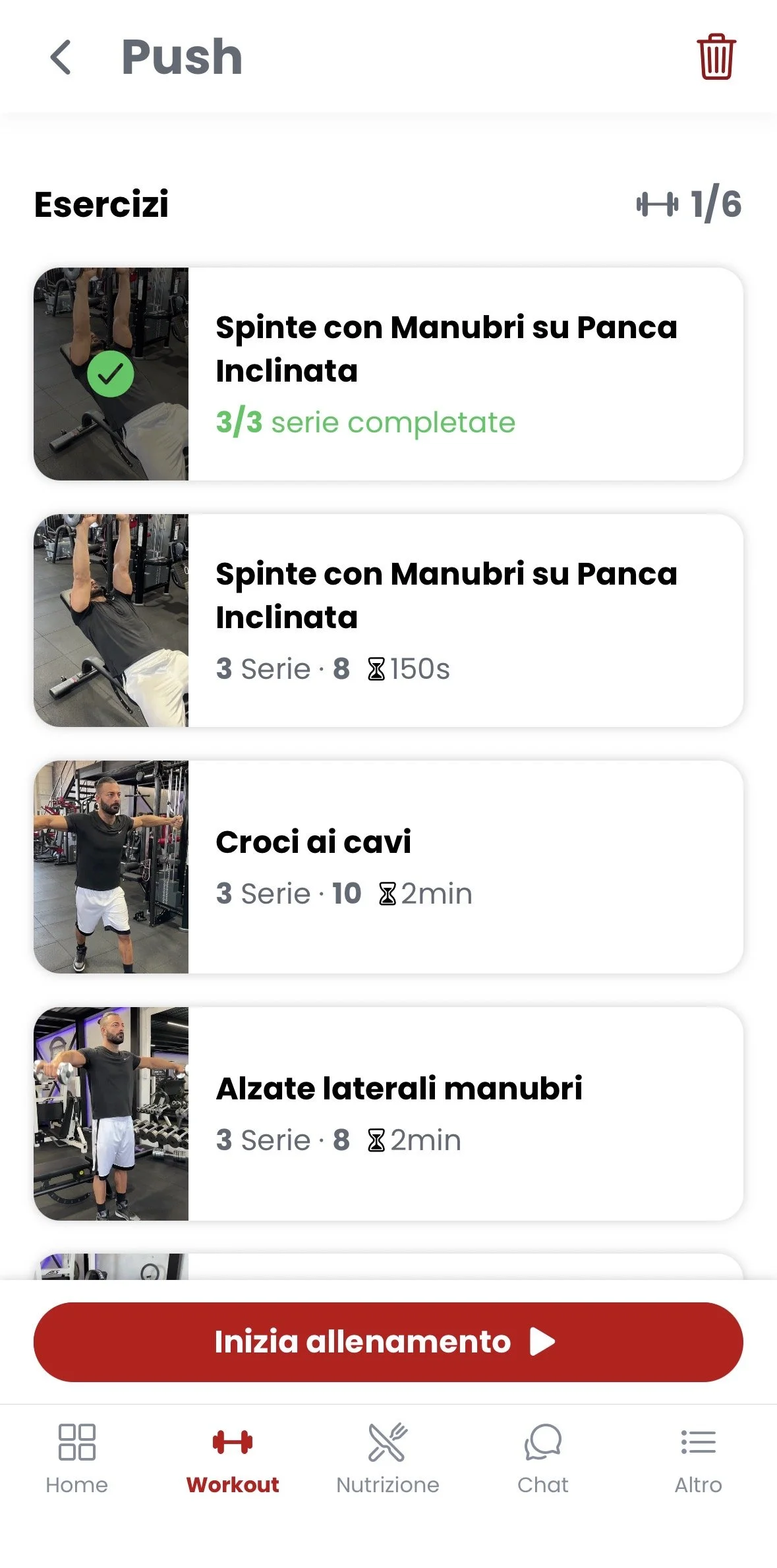Schermata di un'app di allenamento con esercizi di fitness, mostrando immagini di persone che fanno push-up inclinati e altri esercizi di sollevamento manubri, con un pulsante rosso per iniziare l'allenamento.