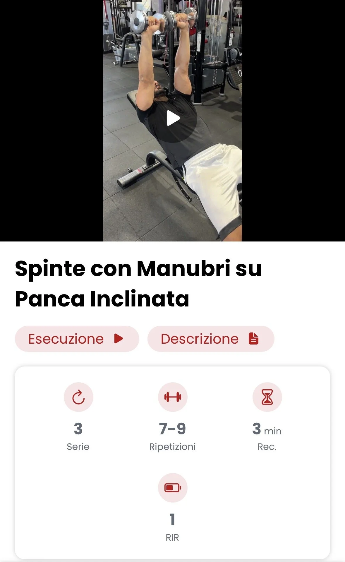 Un uomo sta eseguendo un esercizio sul banco inclinato, sollevando manubri sopra la testa in palestra.