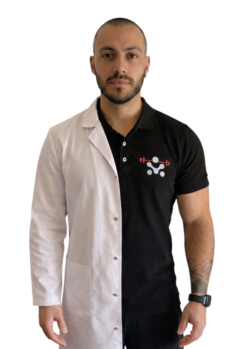 Uomo con una metà di camice da laboratorio bianco e l'altra di maglietta nera con logo di pesistica