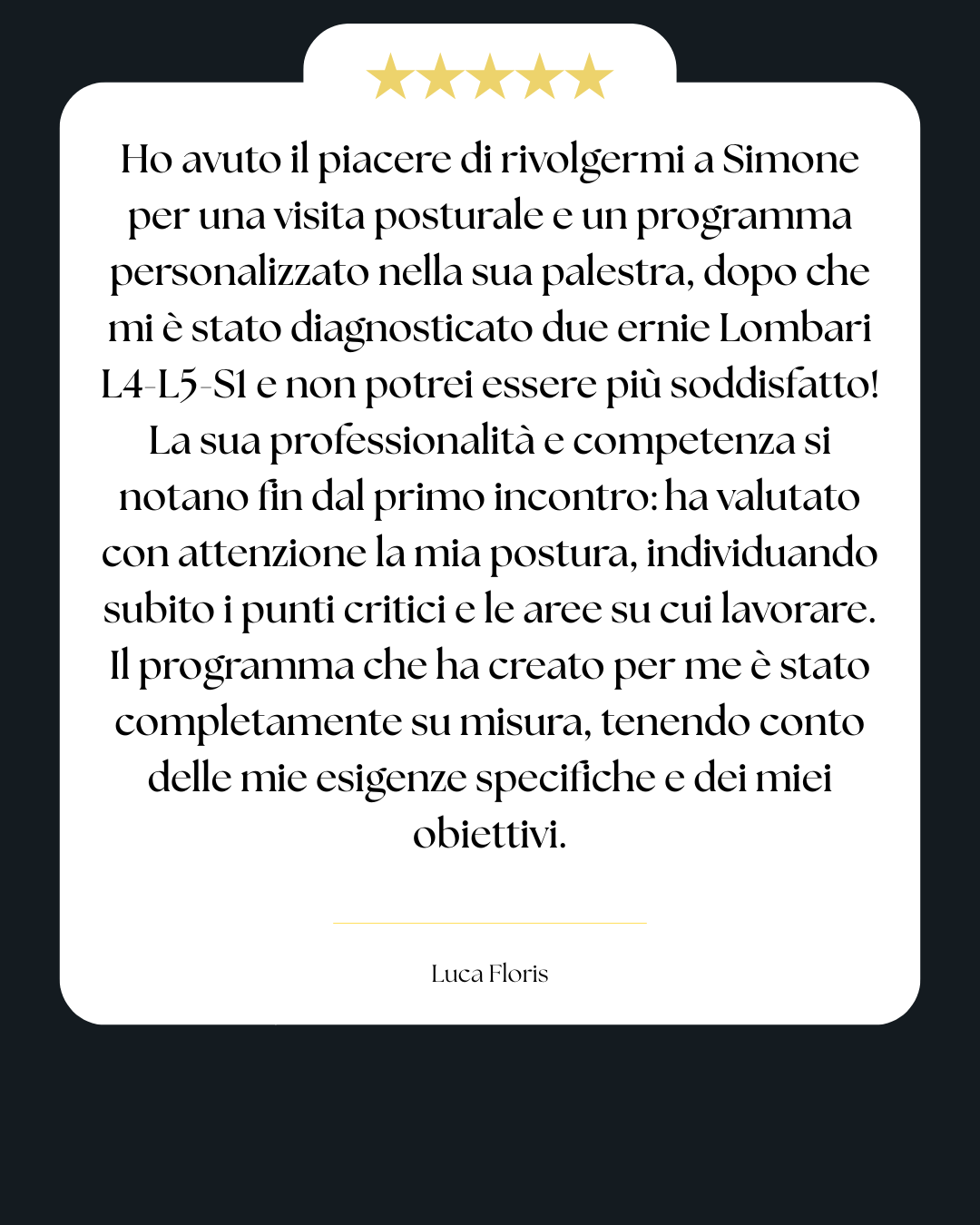 Recensione positiva con cinque stelle, testimonianza di un paziente che raccomanda il servizio di un fisioterapista per problemi alla schiena, scritto in italiano.