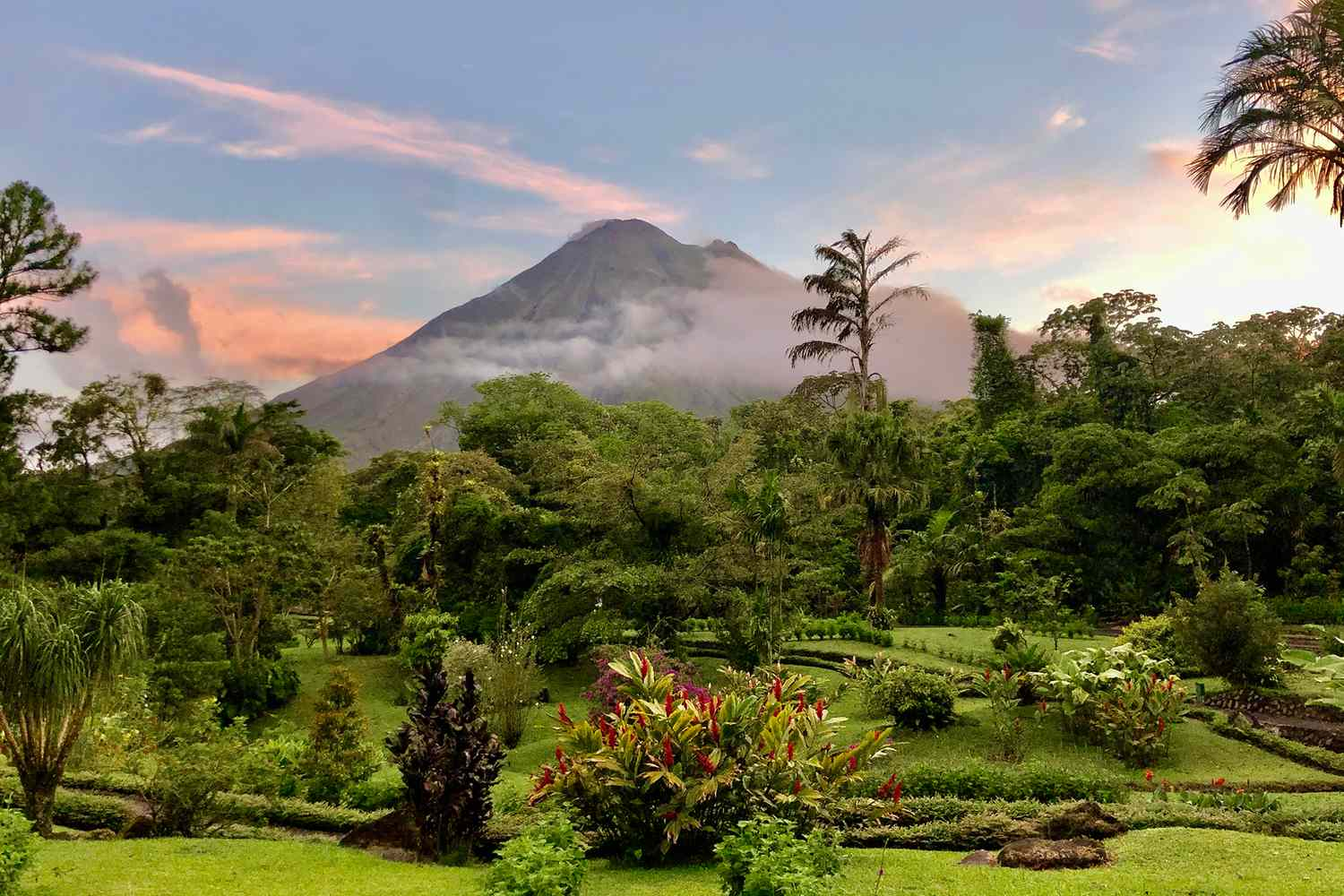 Volcan dans la forêt tropicale du Costa Rica