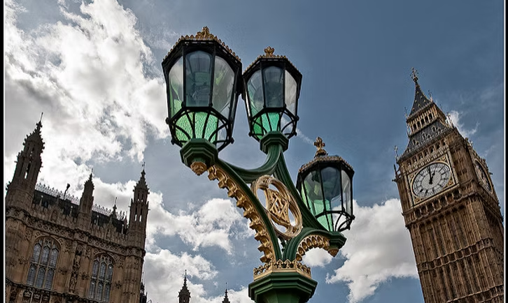 Lampadaire avec l'horloge Big Ben en arrière-plan à Londres.