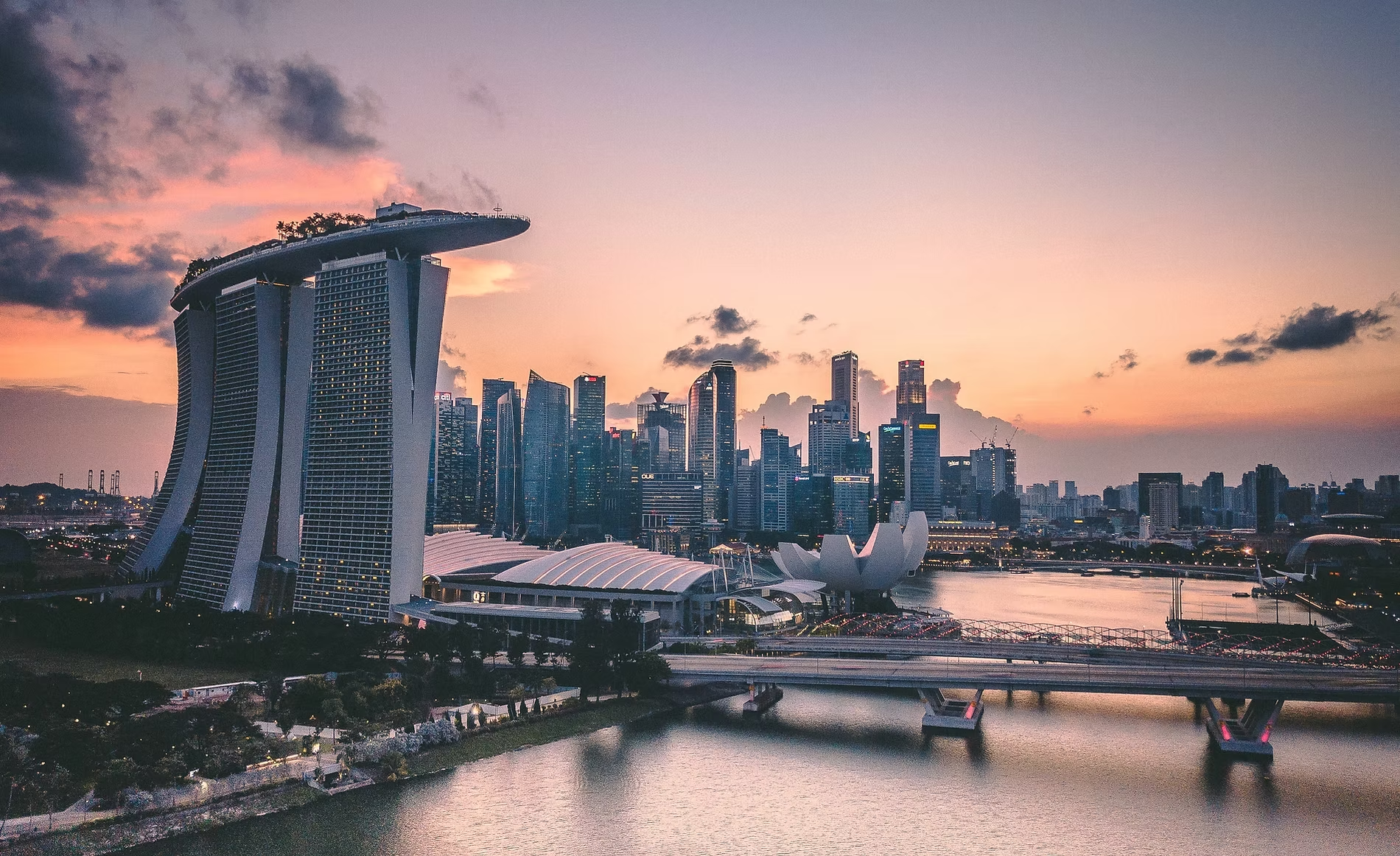 Vue de la ligne d'horizon de Singapour au coucher du soleil, avec des gratte-ciel modernes et le célèbre hôtel Marina Bay Sands