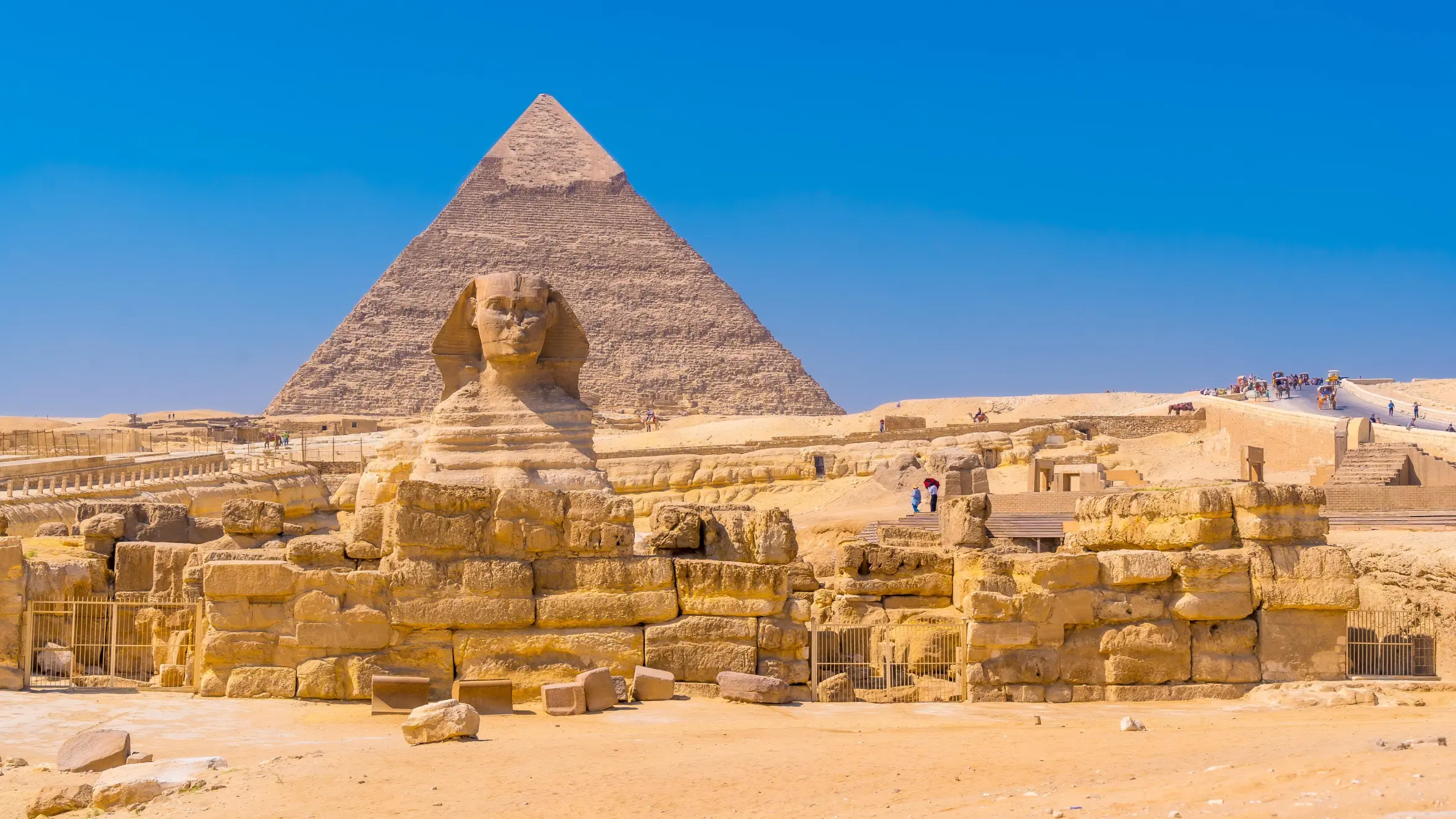 Vue de la pyramide de Khéops et du Sphinx, à Gizeh, en Égypte