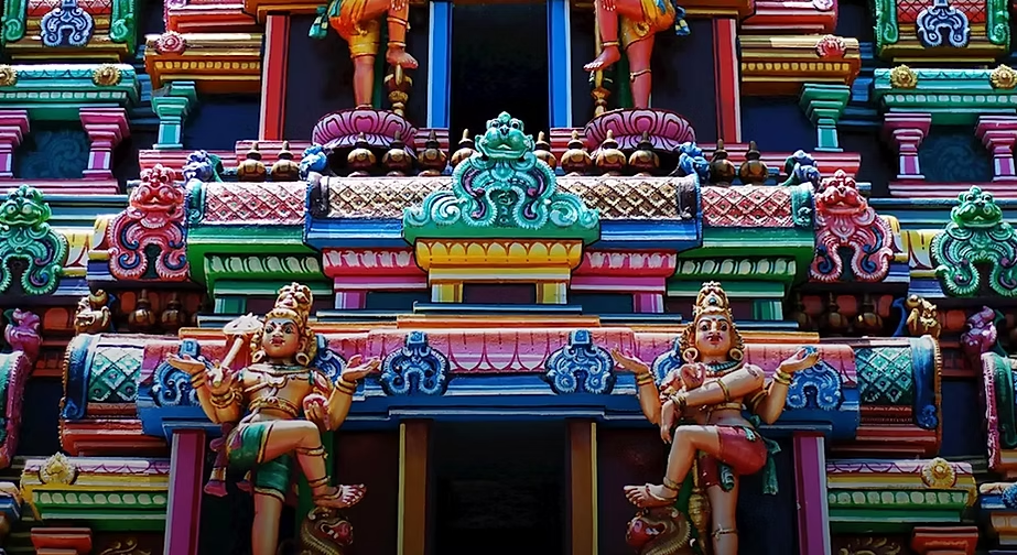 Une façade colorée d'un temple hindou avec des sculptures de divinités et de motifs traditionnels.