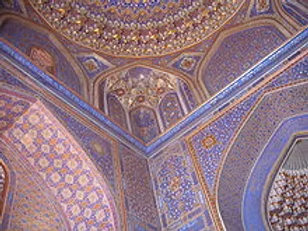 Détails d'une décoration intérieure somptueuse avec des motifs géométriques et des dorures en bleu, or et violet.