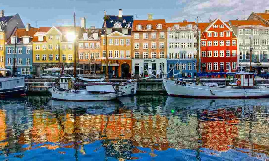 Vue du port avec des bateaux et des maisons colorées le long du rivage