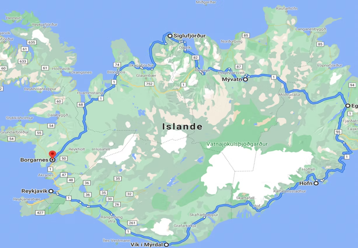 Carte de l'Islande montrant une route circulaire avec plusieurs villes et points de référence, dont Reykjavík, Borgarnes, Vik í Mýrdal, Höfn, Egilsstaðir, Mývatn, Siglufjörður et d'autres.