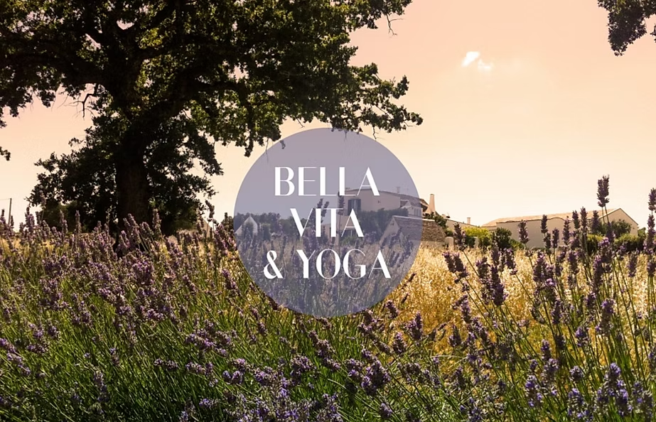 Champ de lavande avec un arbre et un ciel au coucher du soleil, logo 'Bella Vita & Yoga' au centre.