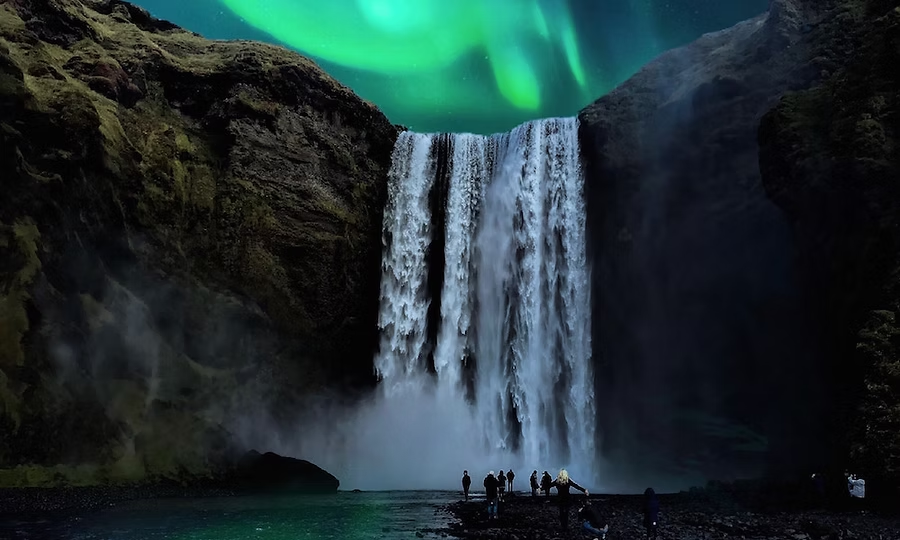 Cascade d'eau sous les aurores boréales dans un paysage naturel.