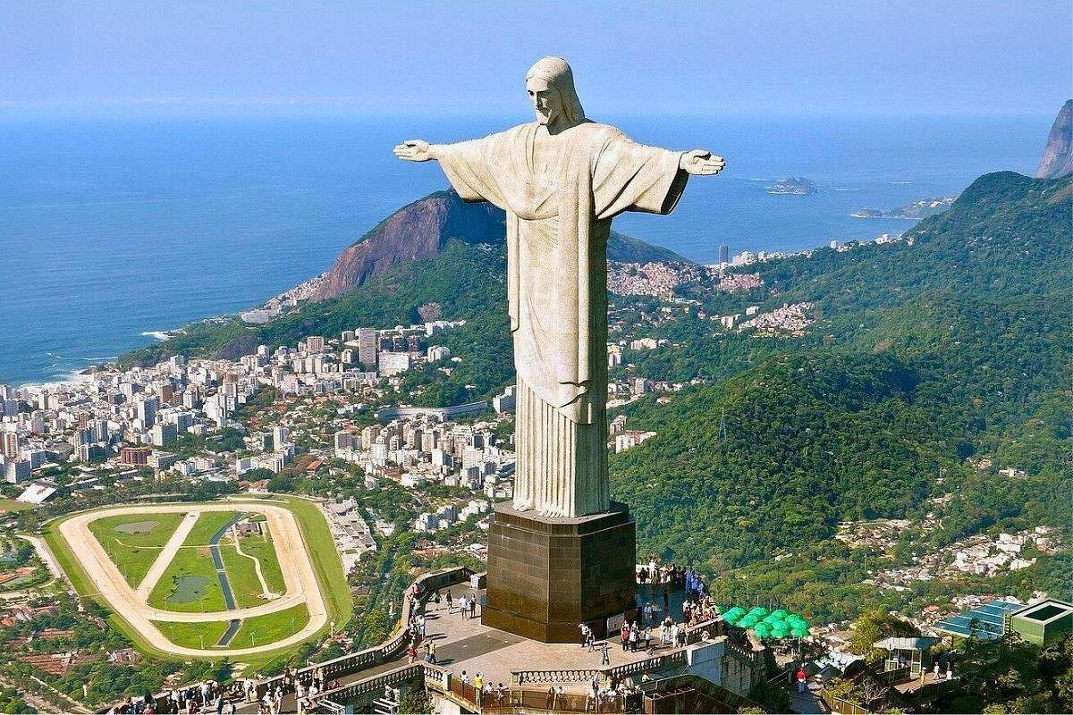 Vue aérienne du Christ Rédempteur sur la montagne, dominant la ville de Rio de Janeiro avec la mer en toile de fond, par un jour ensoleillé.