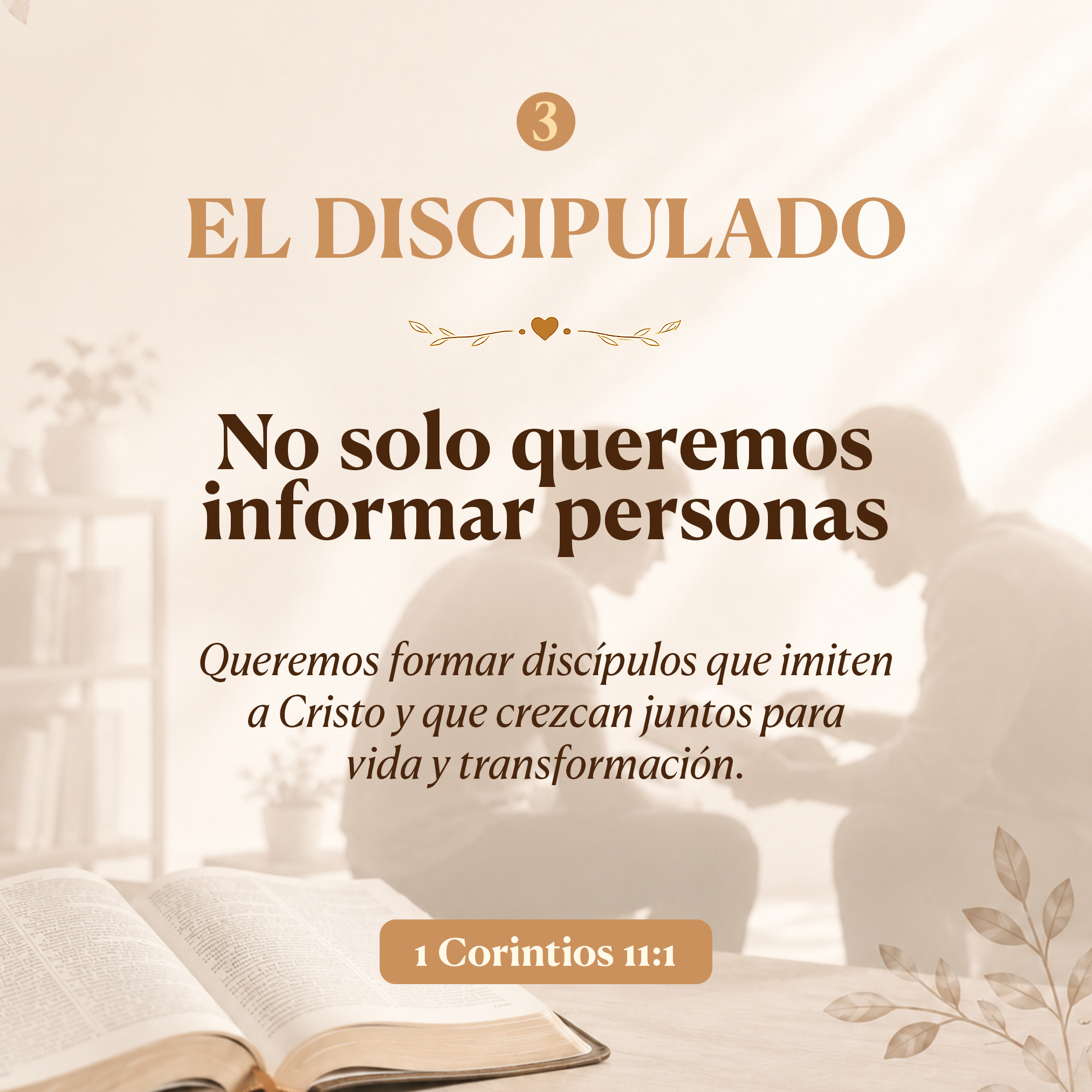 Bible with open pages on wooden surface, light background, decorative leaves, text overlay in Spanish reading "El disipulado" and "No solo queremos informar, sino formar discípulos que imiten a Cristo y que crezcan juntos para" with a reference to 1 