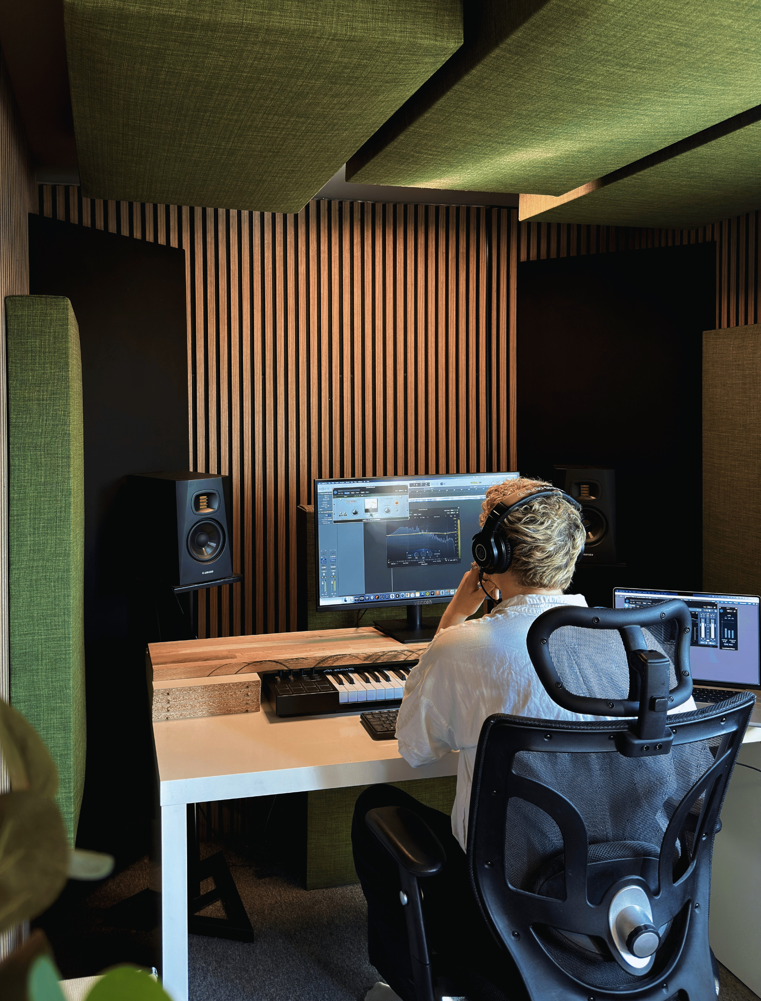 Mixrummet Studio B i Uppsala – akustiskt behandlat produktionsrum med studiomonitorer, MIDI-keyboard och DAW-mjukvara, utformat för självständig musikproduktion och inspelning