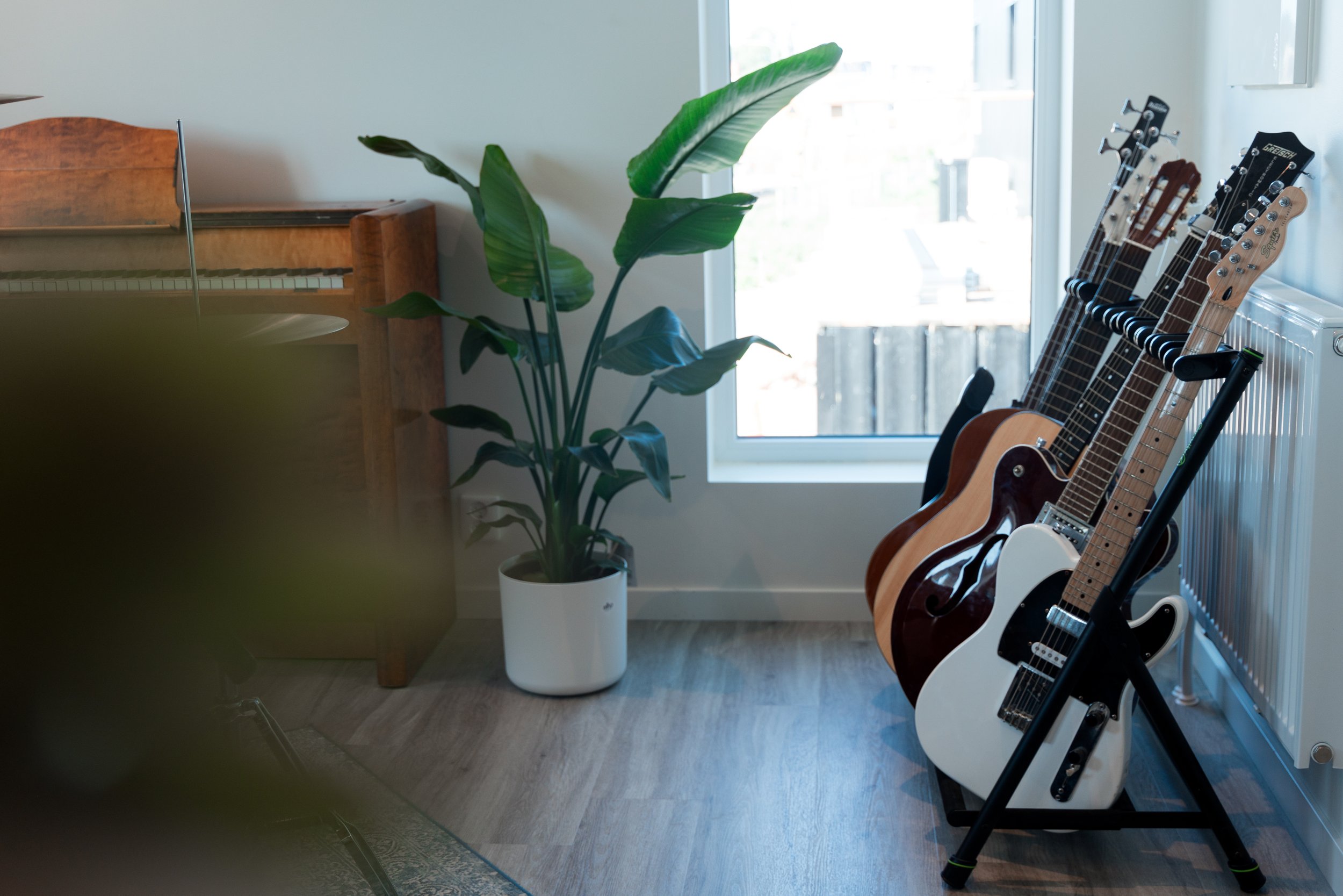 Gitarrer och akustiskt piano i en ljus och välkomnande miljö på Mixrummet Uppsala – musikstudio och community för musiker och kreatörer hos Mixrummet i Uppsala