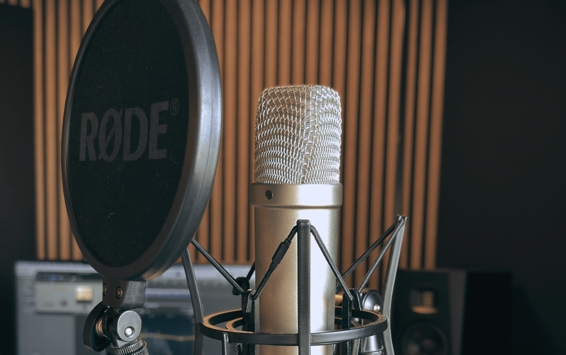 Rode kondensatormikrofon med popfilter i akustiskt behandlad studio hos Mixrummet i Uppsala – perfekt för sång-, podcast- och ljudboksinspelning