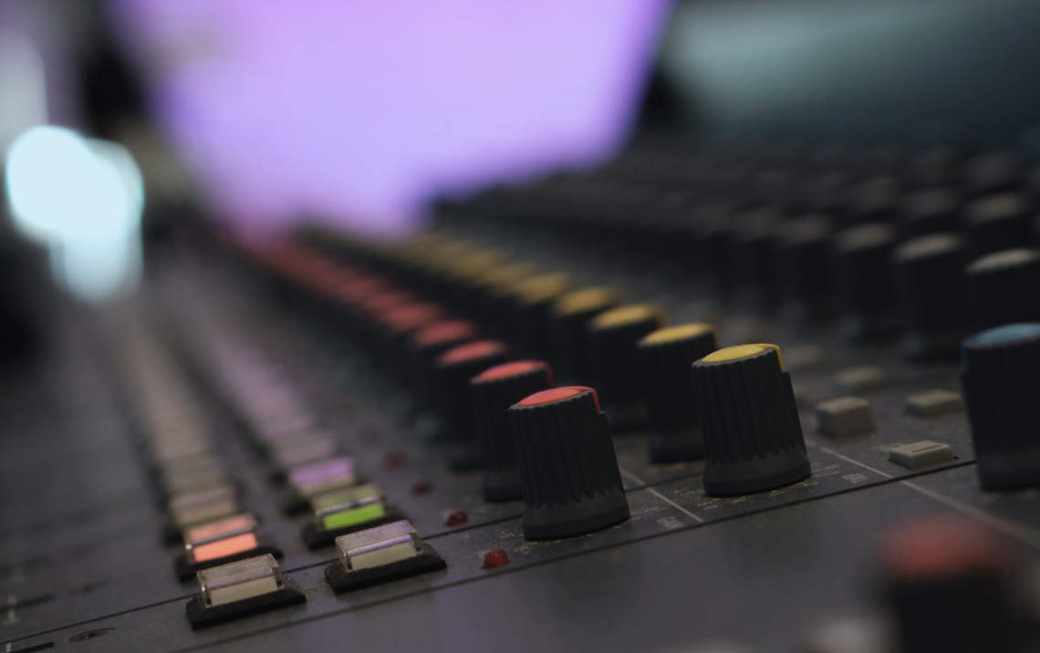 Närbild på analogt mixerbord i Mixrummet Studio A i Uppsala – professionell mixning med analog hårdvara för musik och ljudproduktion