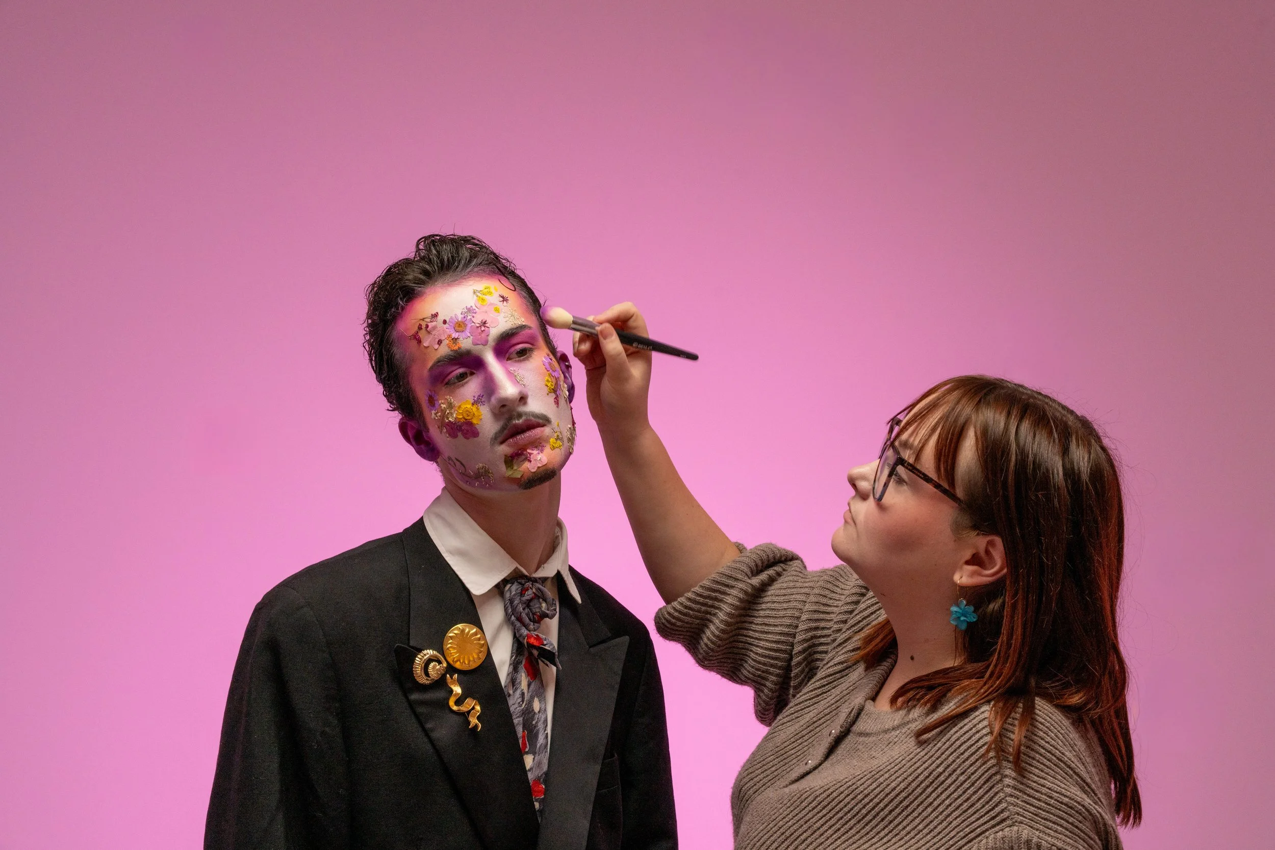 Clarisse, maquilleuse professionnelle en train de réaliser un maquillage artistique en bretagne