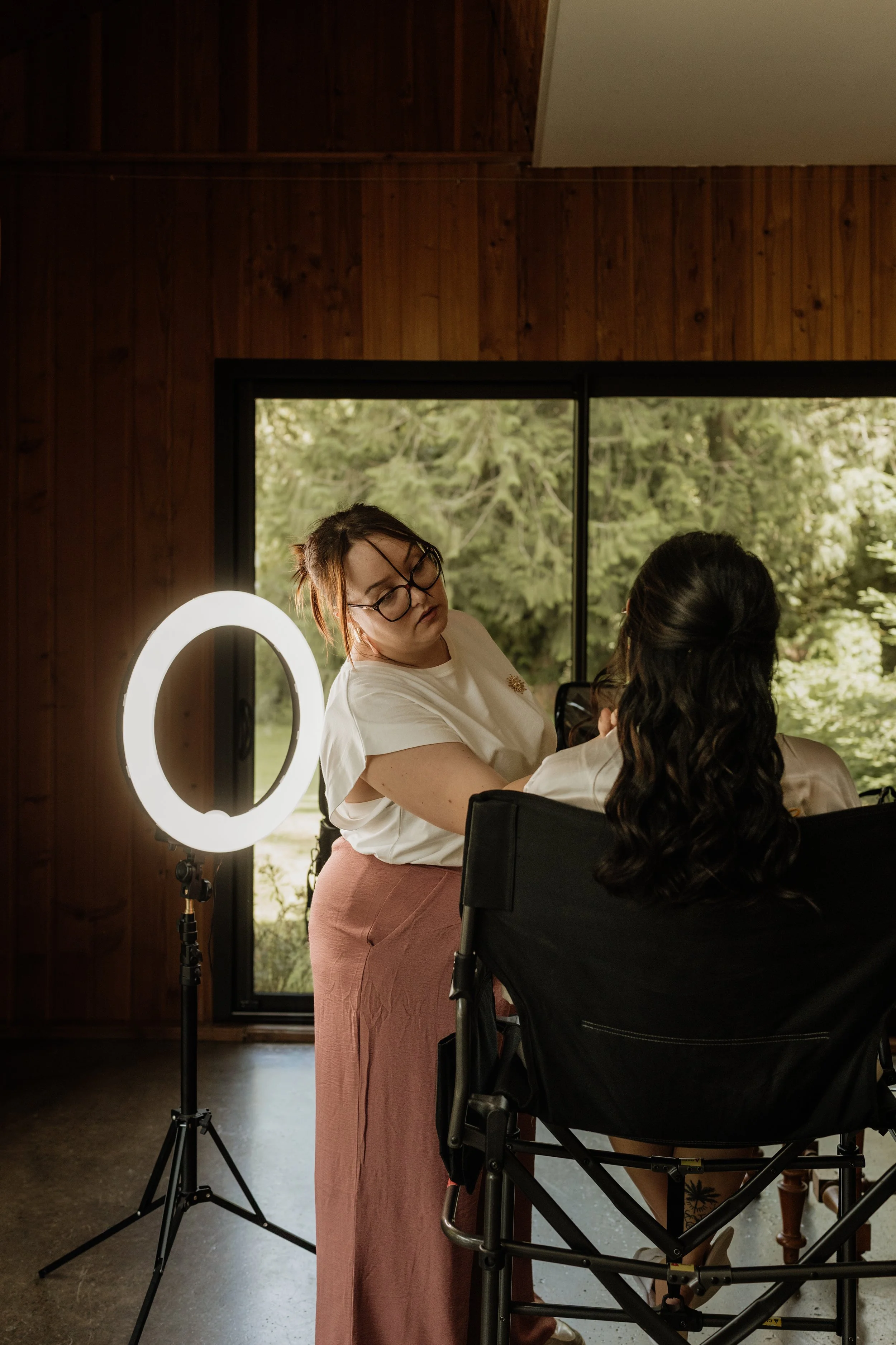 Clarisse en pleine prestation de maquillage mariée à Rennes