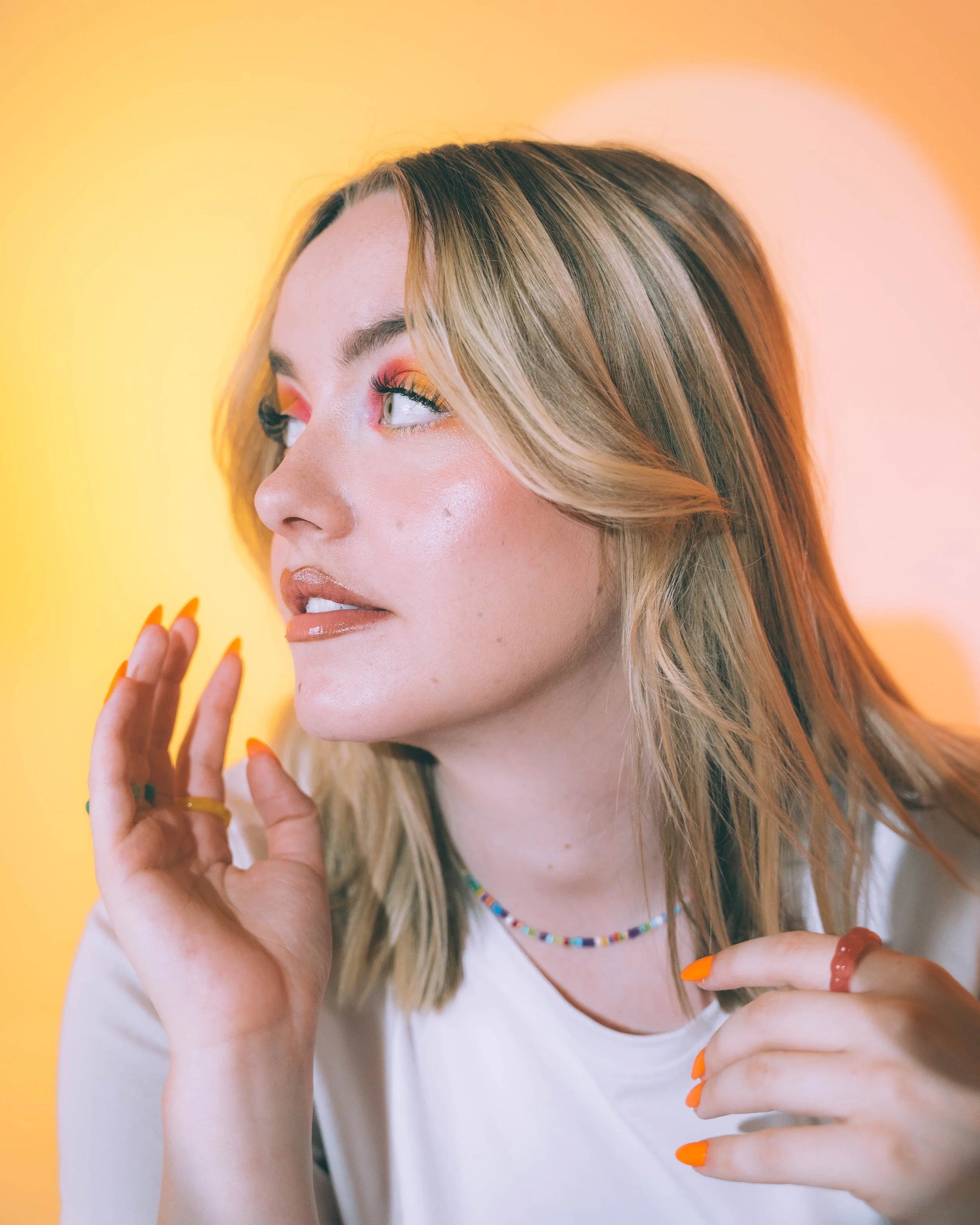 Maquillage festif coloré pour une soirée