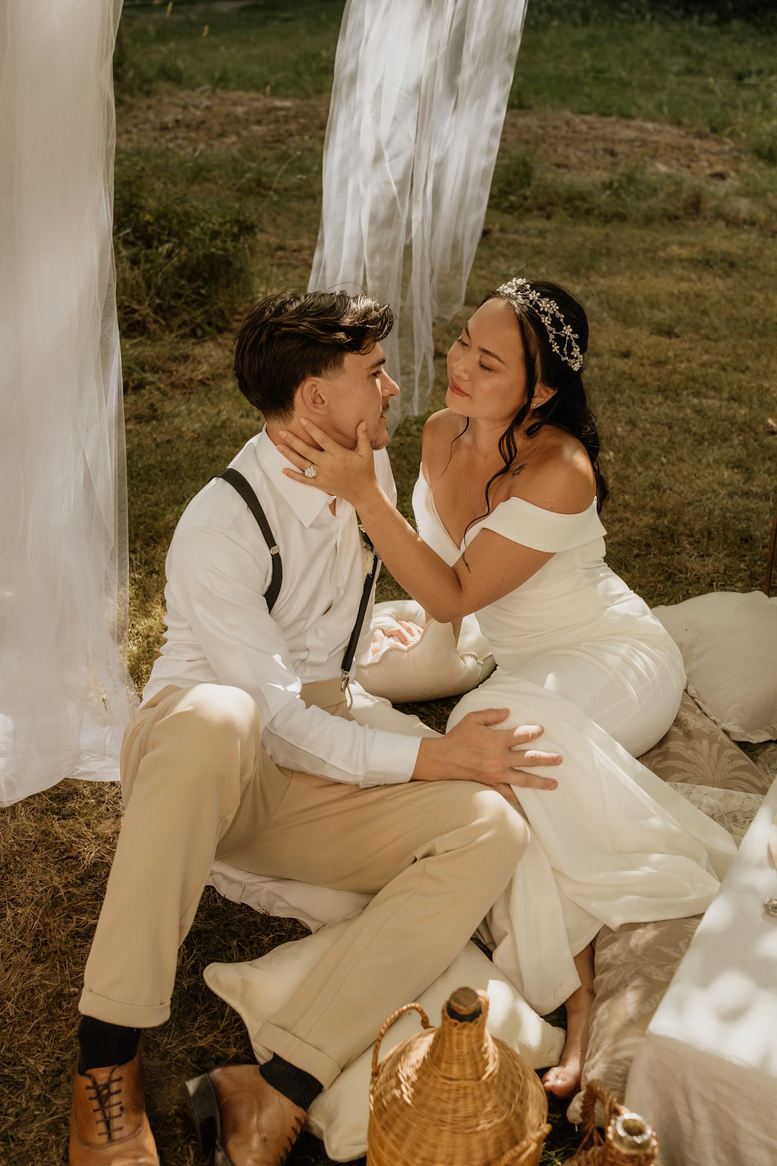 Mise en beauté mariée, teint frais et regard sublimé pour shooting photo en bretagne