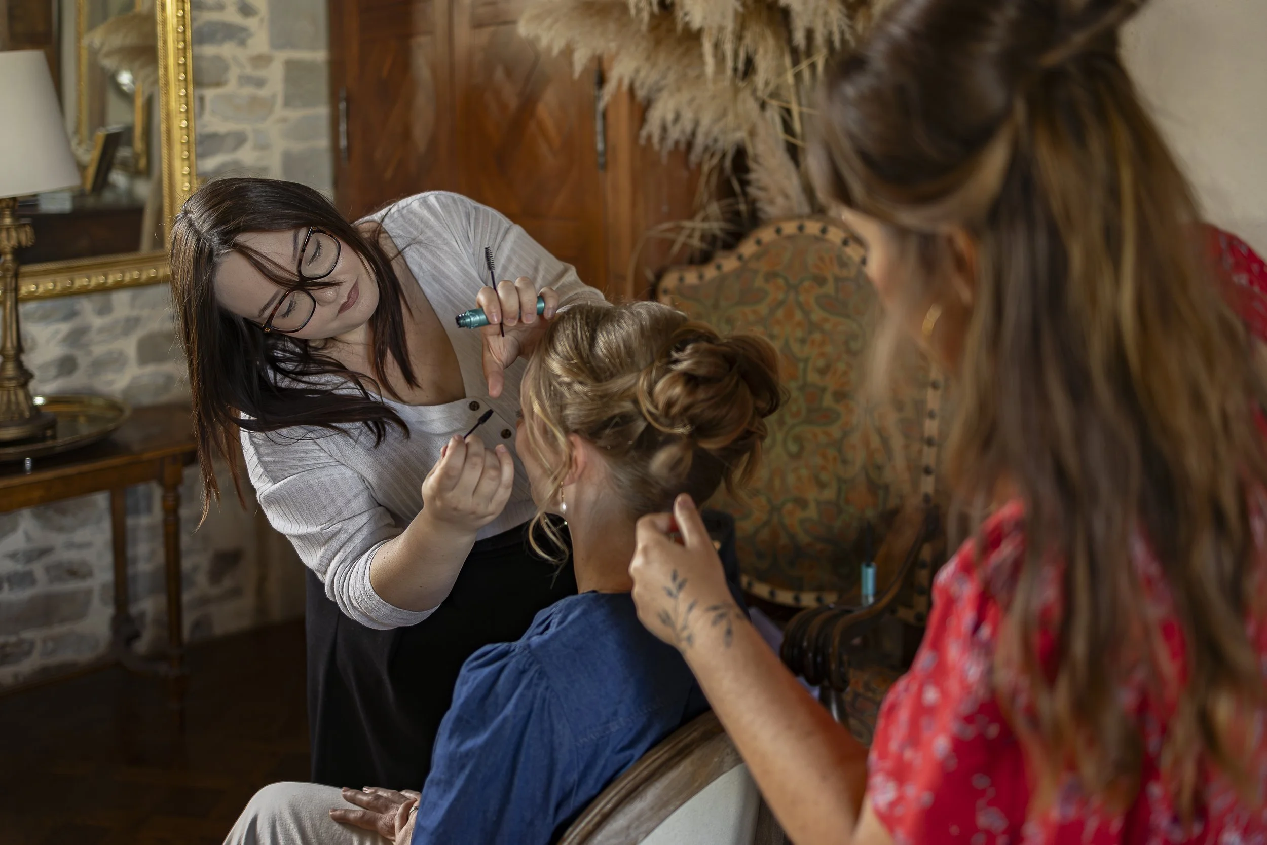 Clarisse en pleine prestation de maquillage à Rennes
