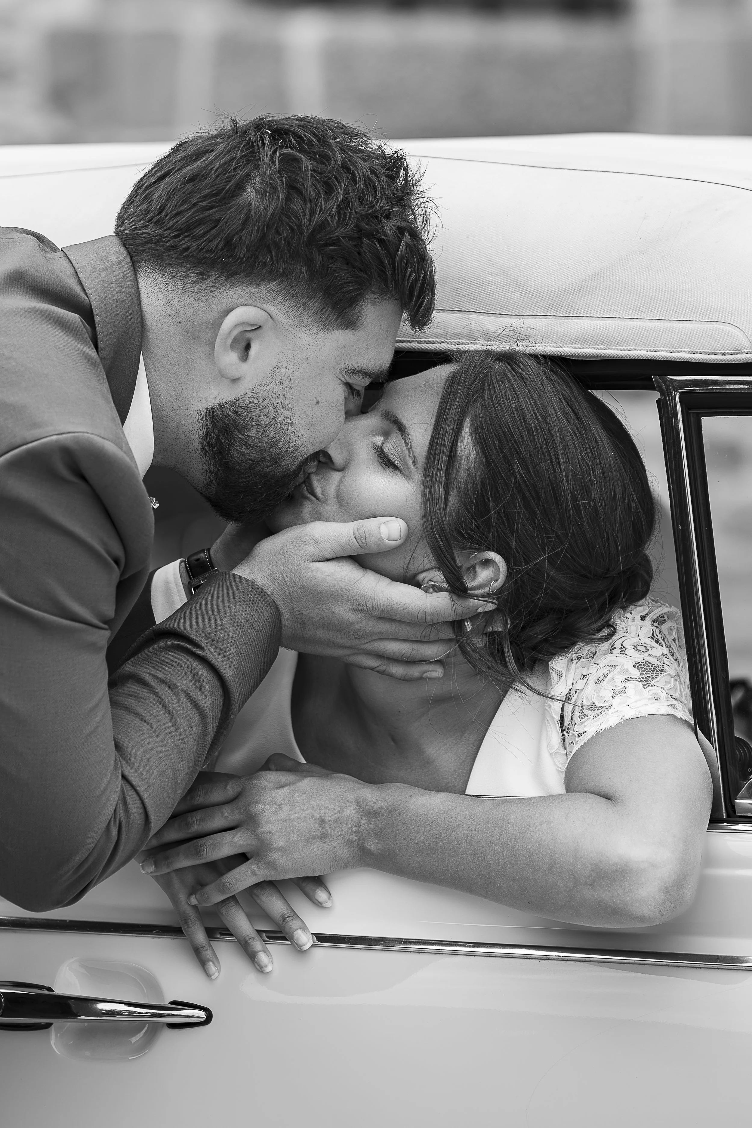 Maquillage mariée lors d'un shooting photo couple en bretagne