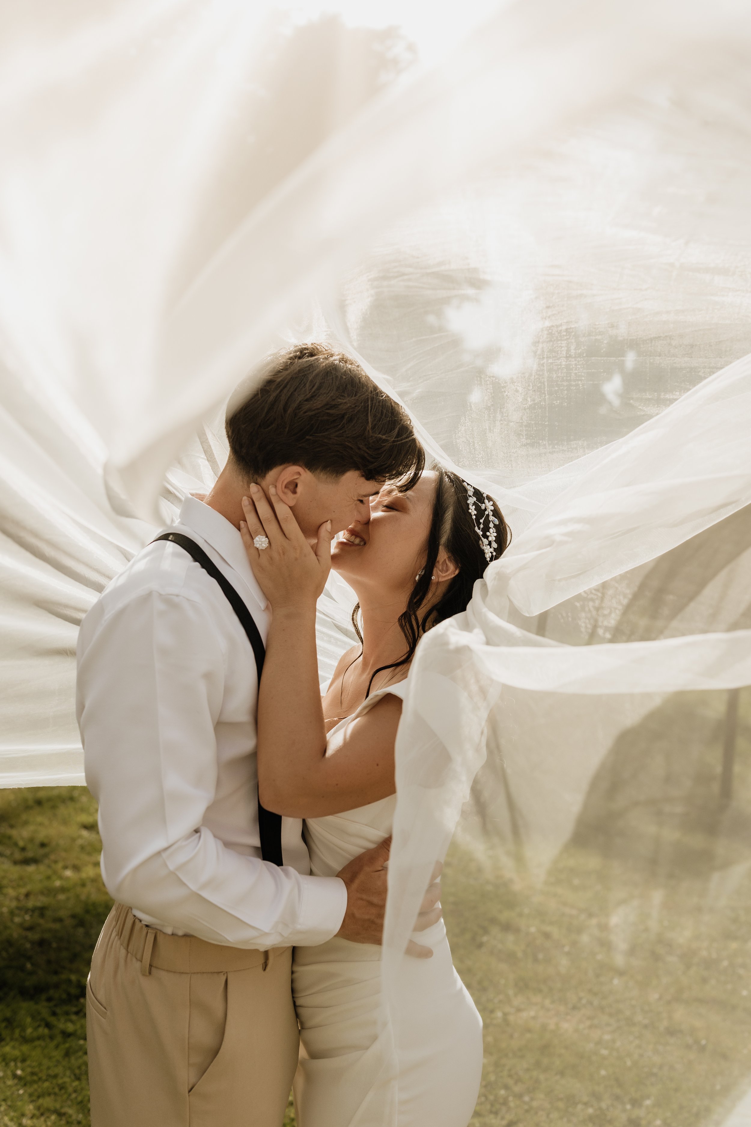 Maquillage et coiffure mariée bohème en Bretagne lors d'un shooting photo