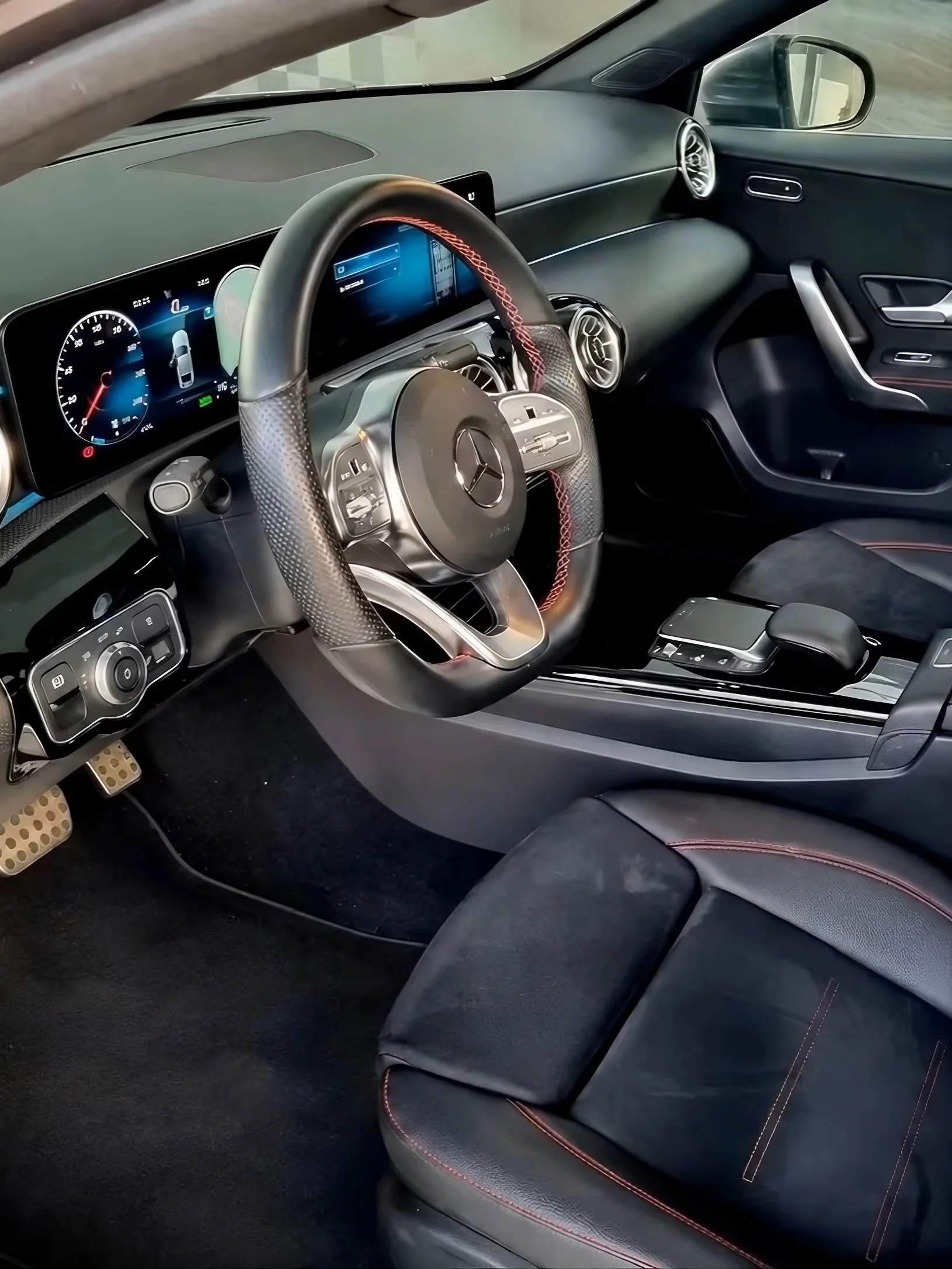 Interieur van een Mercedes-Benz auto.