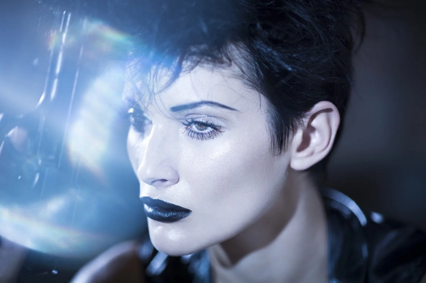 Beauty portrait femminile con rossetto nero e riflessi blu prismatici, ricerca personale The Crow di Paolo Esposito.
