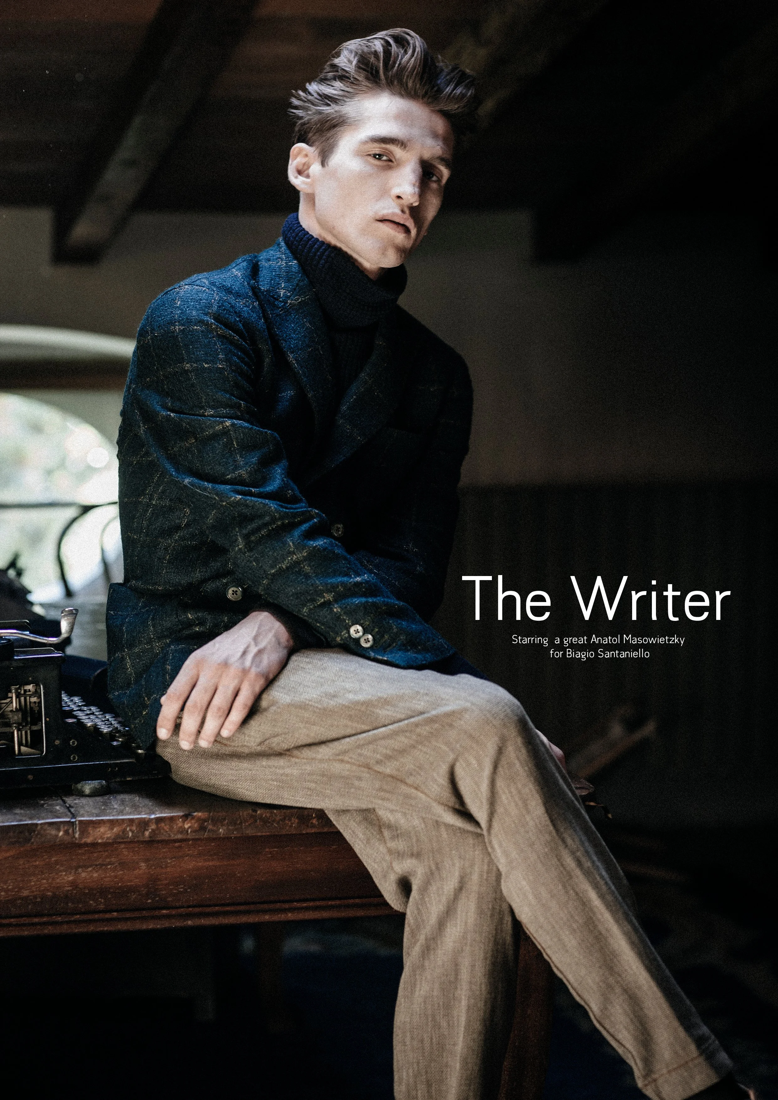 Modello in blazer blu e pantaloni chiari accanto a una macchina da scrivere, editoriale The Writer per Biagio Santaniello.
