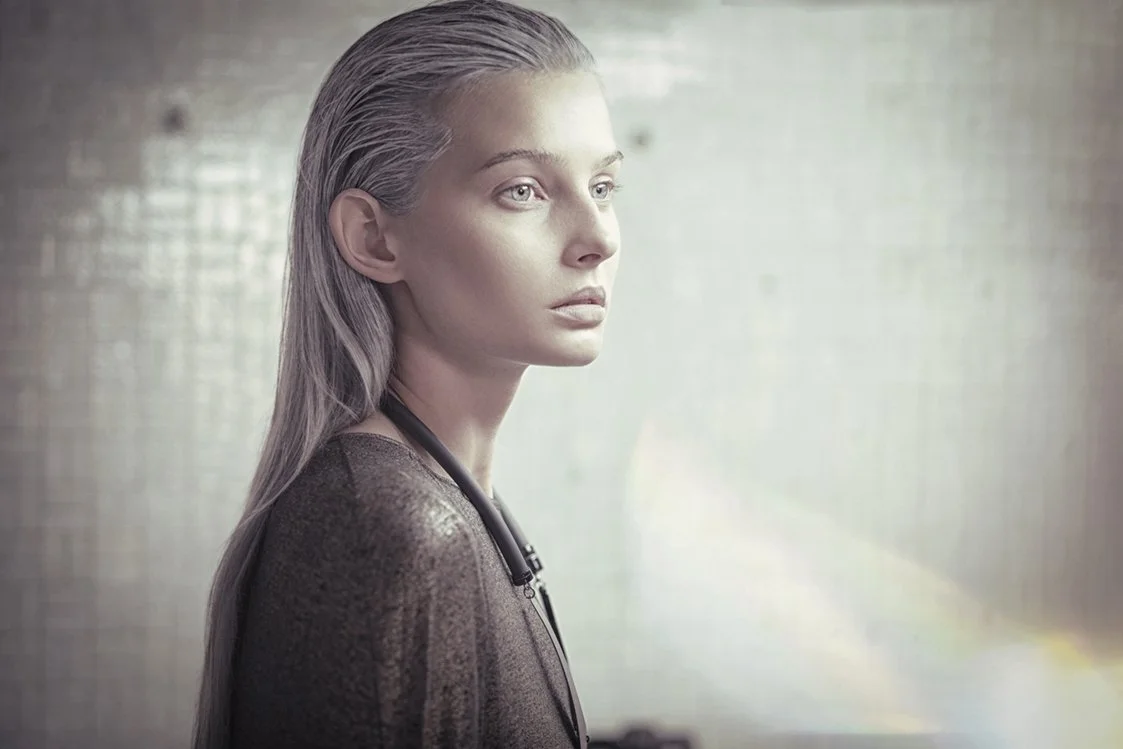Ritratto di profilo di una modella dai capelli effetto bagnato in un ambiente industriale, serie Underground Disorder di Paolo Esposito.
