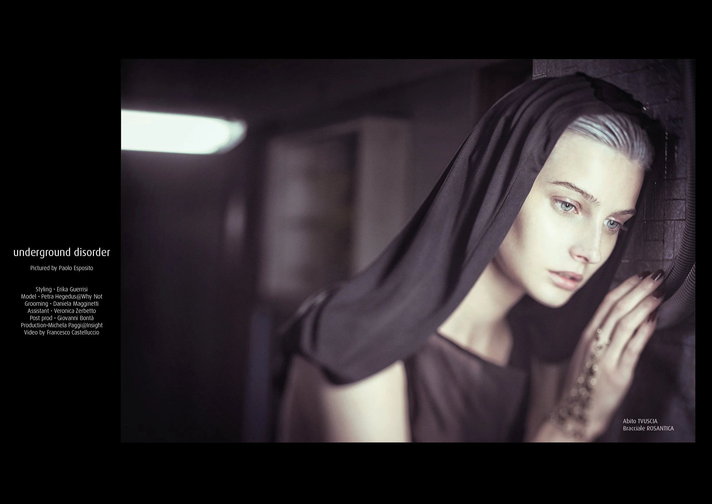 Ritratto beauty di una modella con velo nero e capelli effetto bagnato, illuminata da luce fredda in un interno industriale, serie Underground Disorder di Paolo Esposito.
