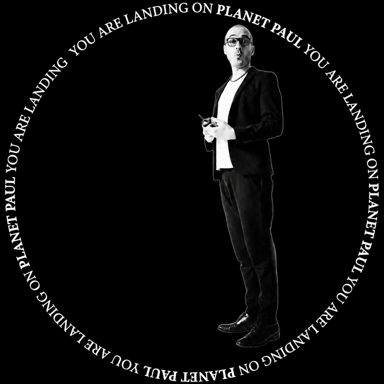 Logo Planet Paul di Paolo Esposito Fotografo: figura in bianco e nero circondata dalla scritta “You are landing on Planet Paul”, su fondo nero.
