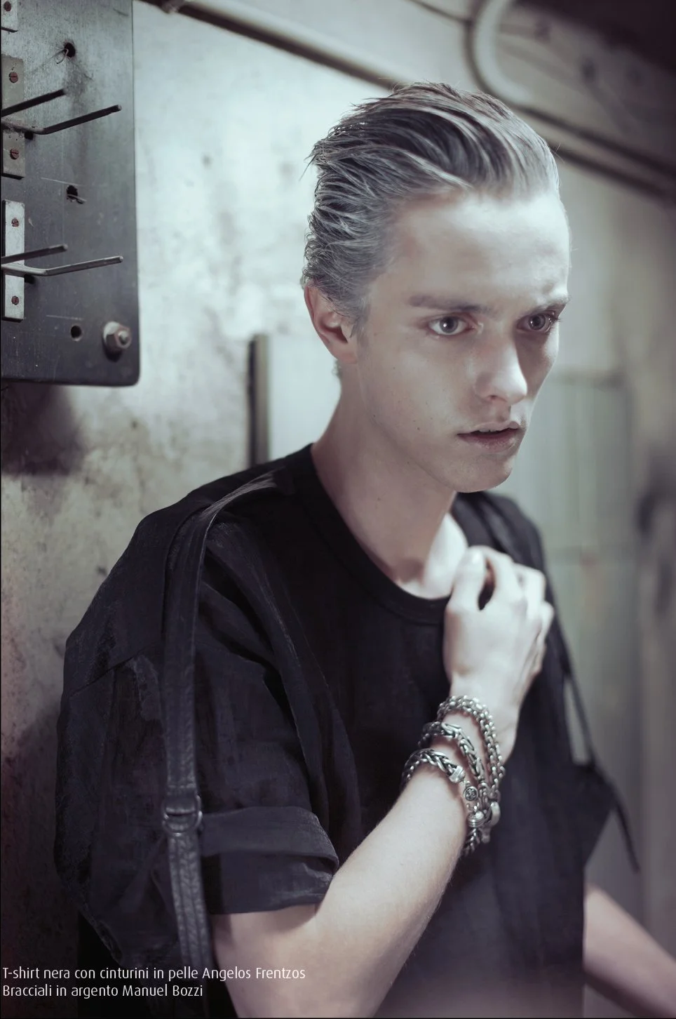 Ritratto androgino in nero con capelli effetto bagnato e bracciali d'argento, serie Underground Disorder di Paolo Esposito.