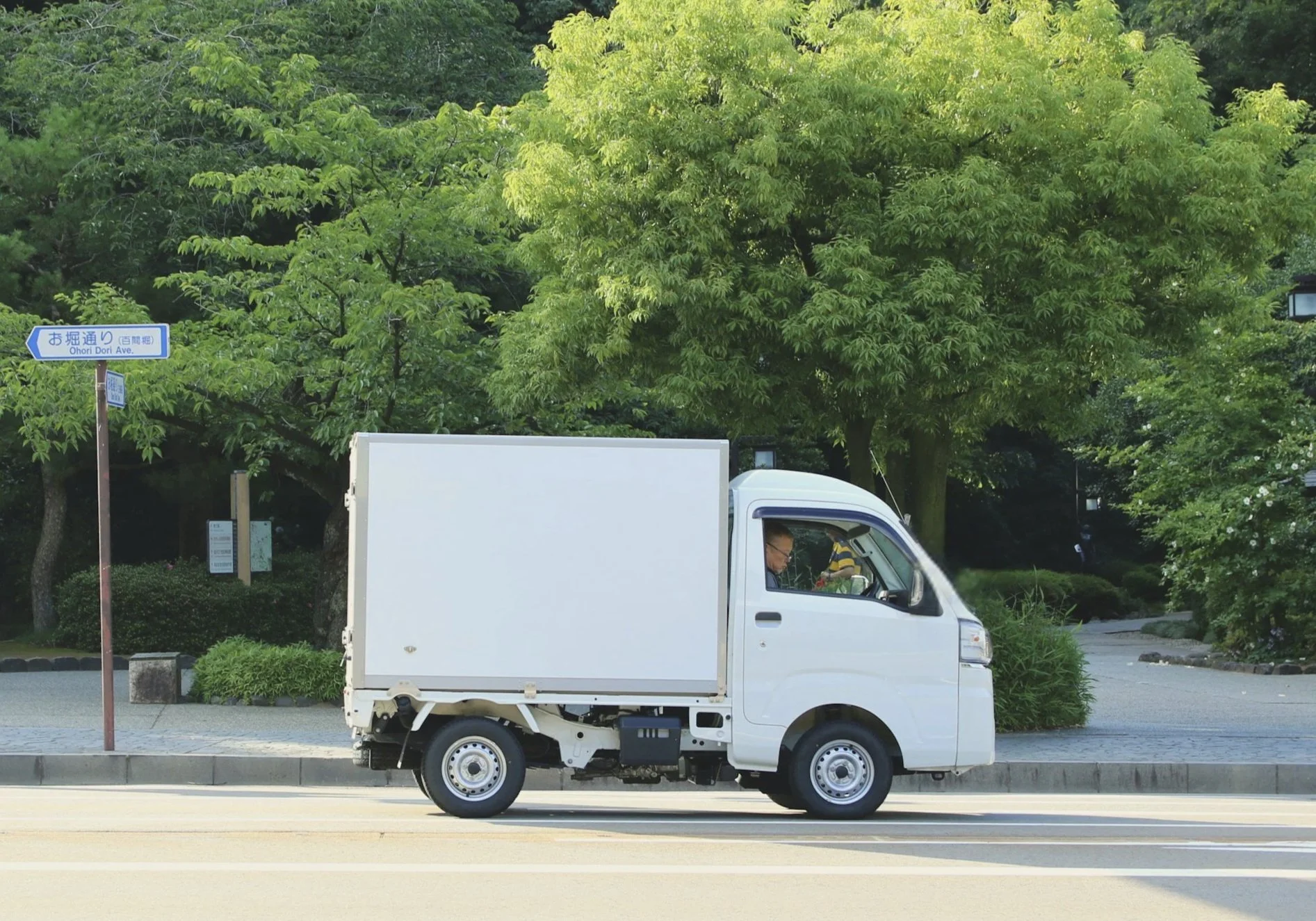 Mini truck for logistical deliveries in China