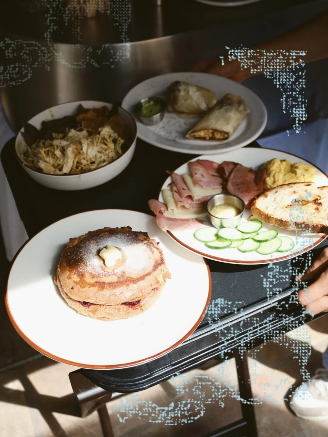 Platos de desayunos que ofrecemos en Arrullo Oaxaca, incluyendo una con pan dulce, una con jamón, pepino y un guacamole, y otra con tacos, y un plato con sopa o ensalada, en una mesa.