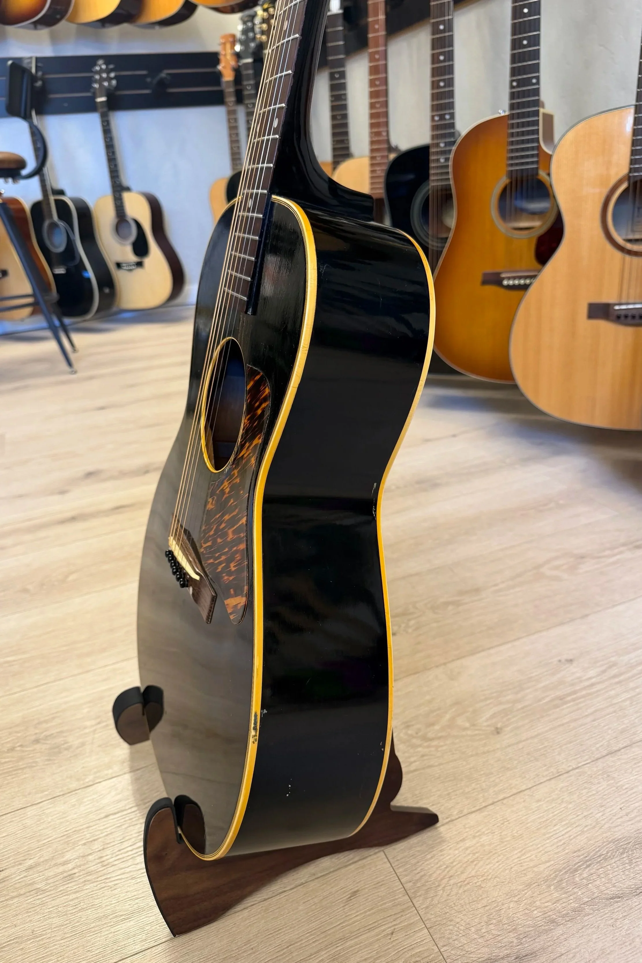 1942 Gibson L-00 treble-side body edge view