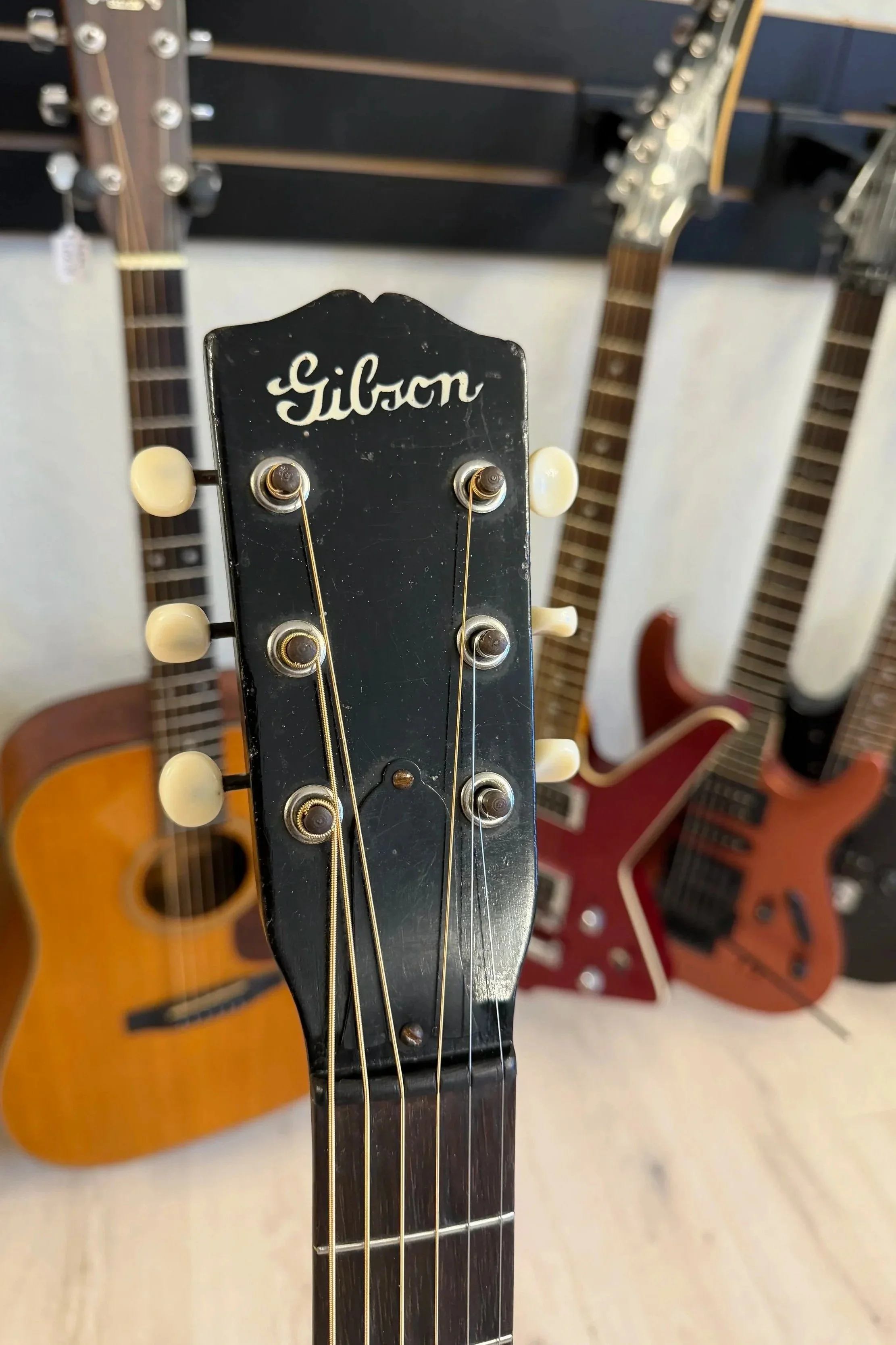 1942 Gibson L-00 headstock