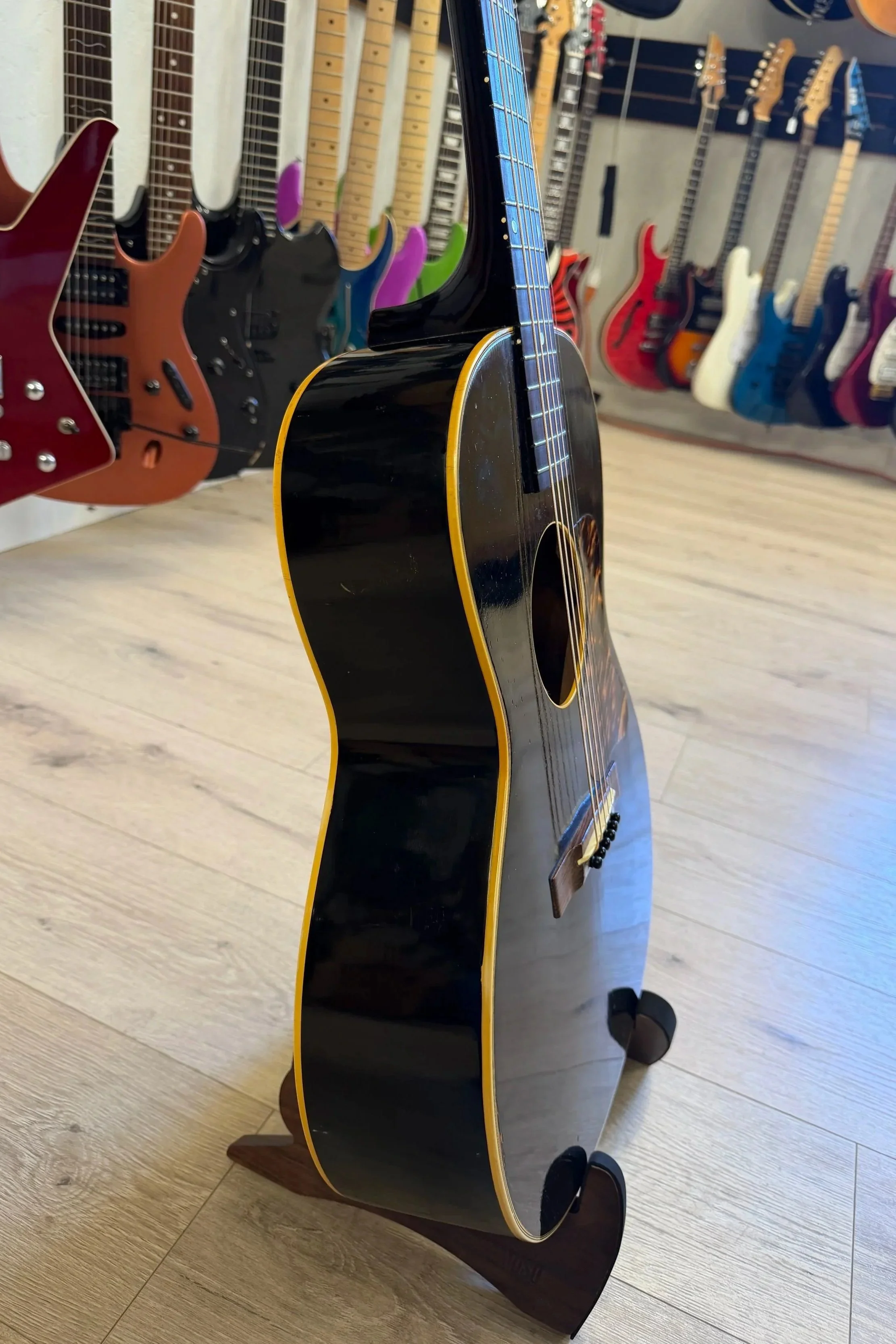 1942 Gibson L-00 bass-side body edge view