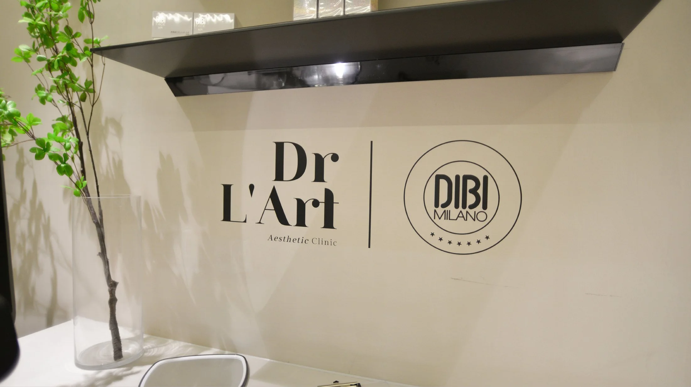 Dr-LArt-Oxford-street-clinic-consultation-room-wall-graphic-close-detail.jpg