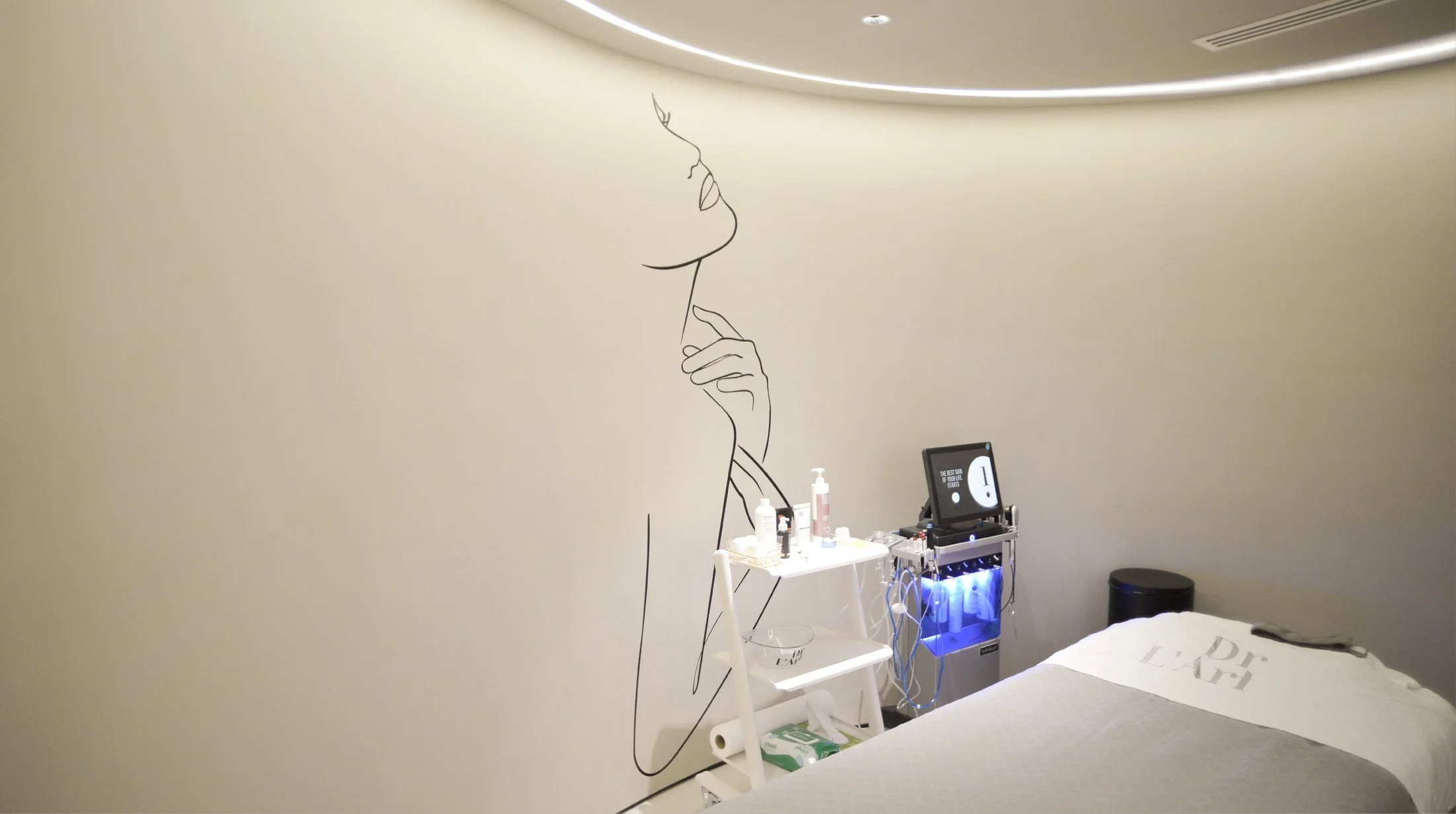 Dr-LArt-Oxford-street-clinic-large-wall-graphic-illustration.jpg