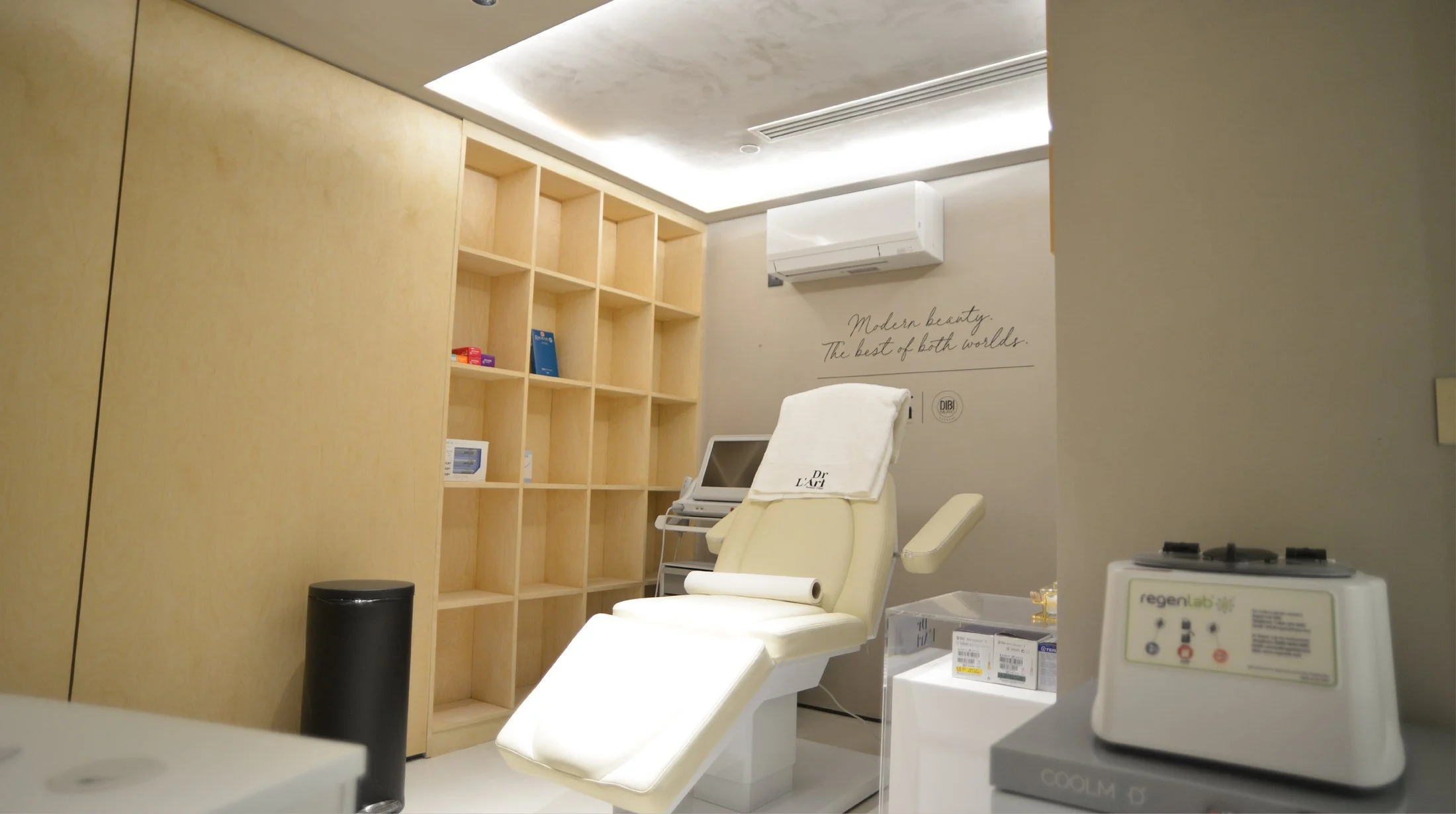 Dr-LArt-Oxford-street-clinic-treatment-room-wall-decal-messaging.jpg