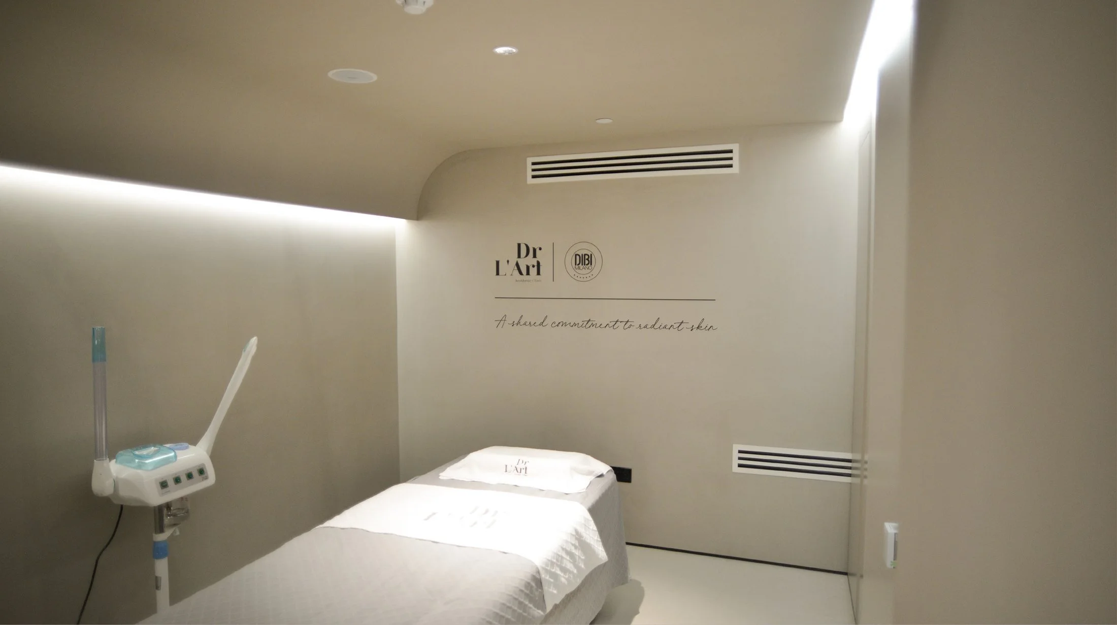 Dr-LArt-Oxford-street-clinic-treatment-room-wall-graphic-decal.jpg