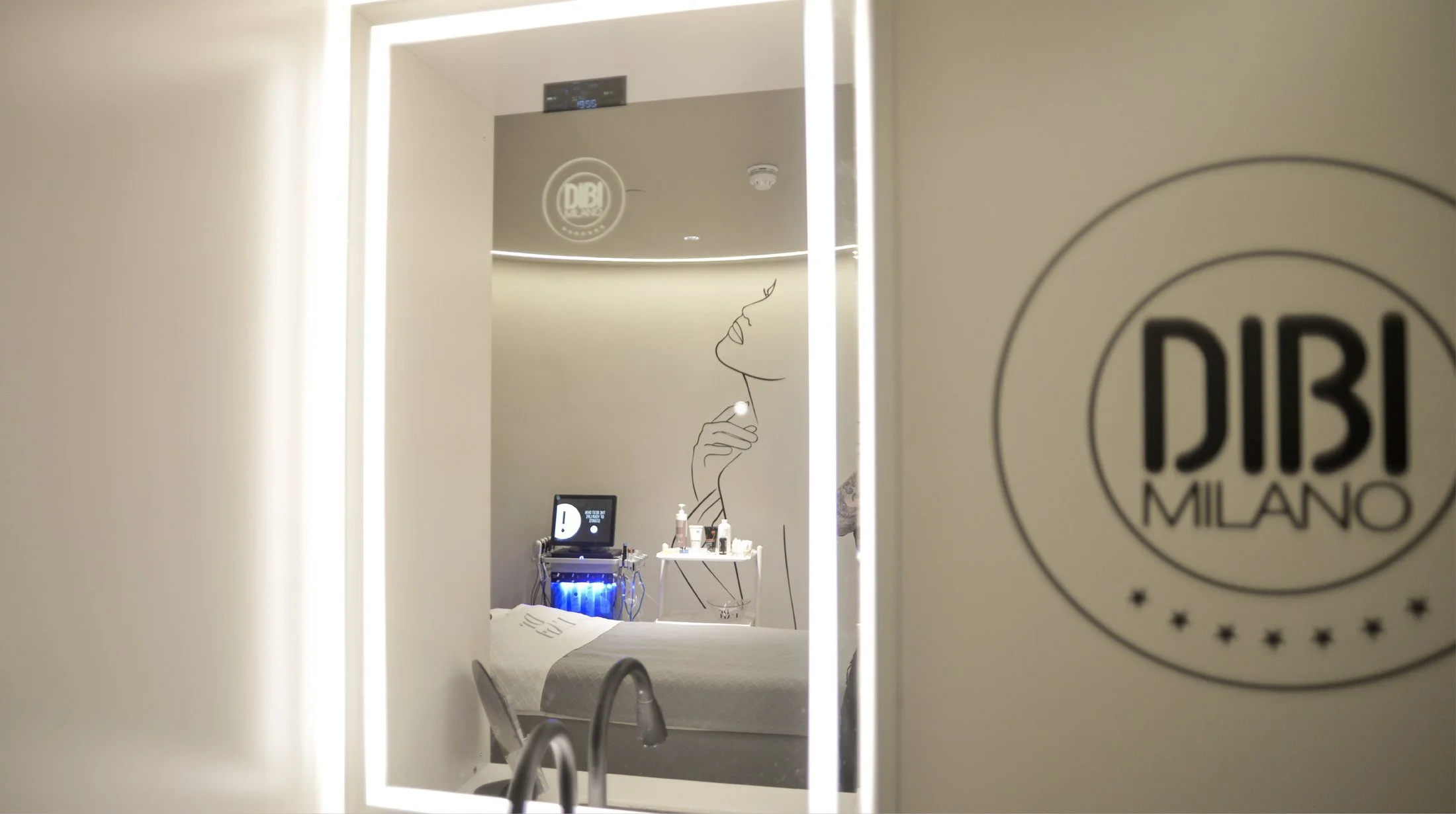 Dr-LArt-Oxford-street-clinic-special-round-room-treatment-area-with-large-vinyl-decal-graphic-on-wall.jpg