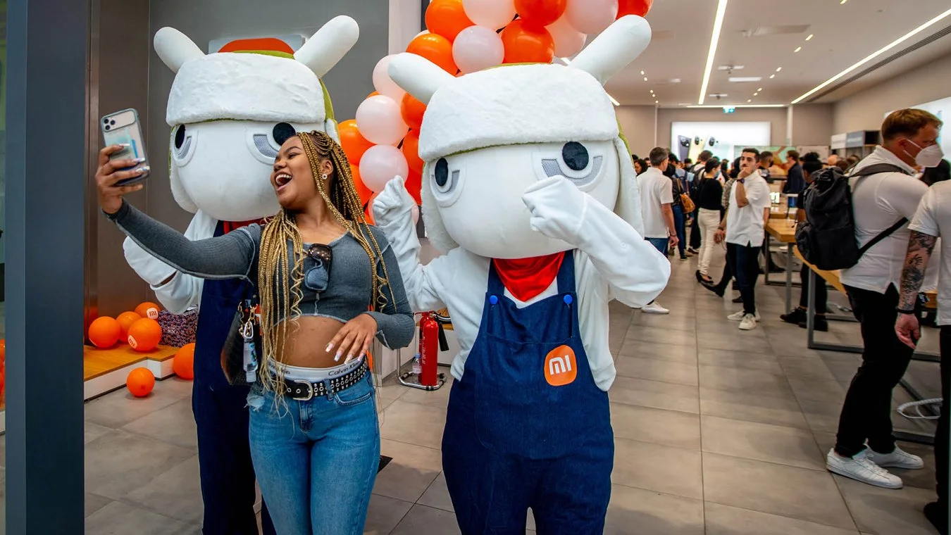 Xiaomi-Westfield-retail-store-launch-dress-up-mascots.jpg