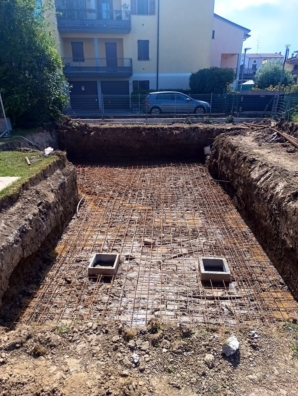 Scavo e armatura della platea per una piscina interrata