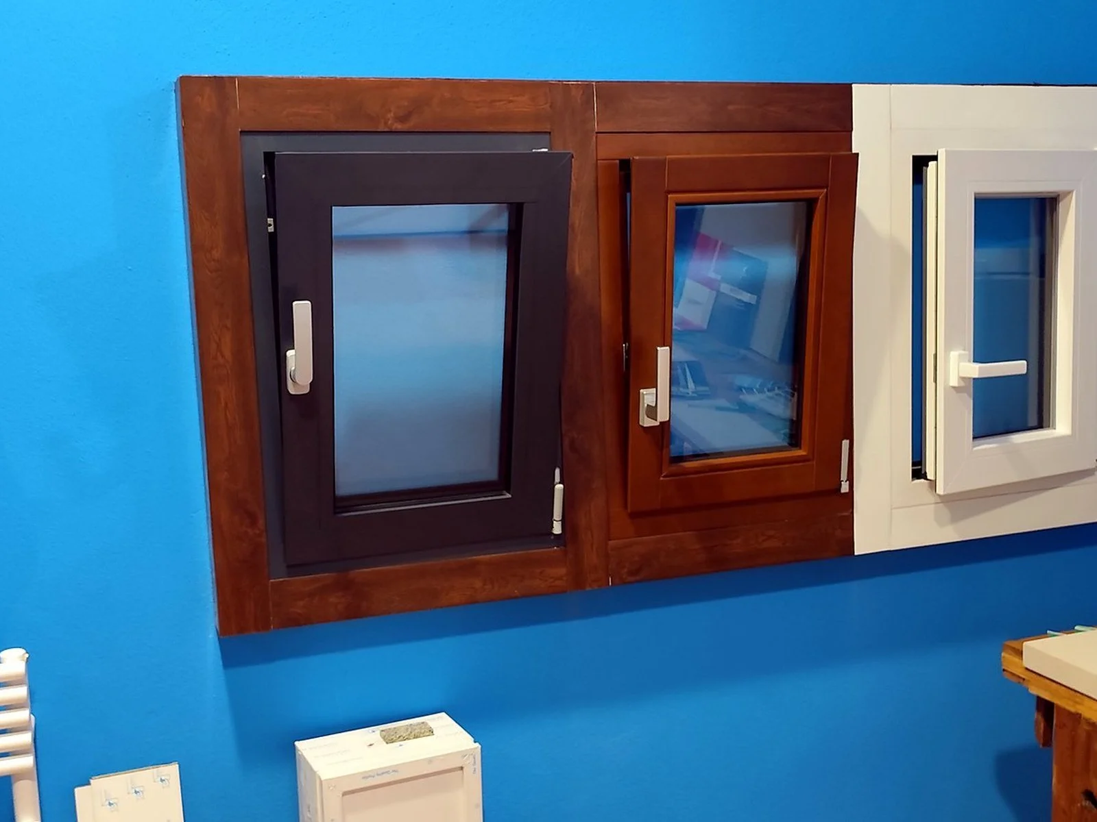 Finestre Duraplast in PVC e legno nello showroom Lavoro369