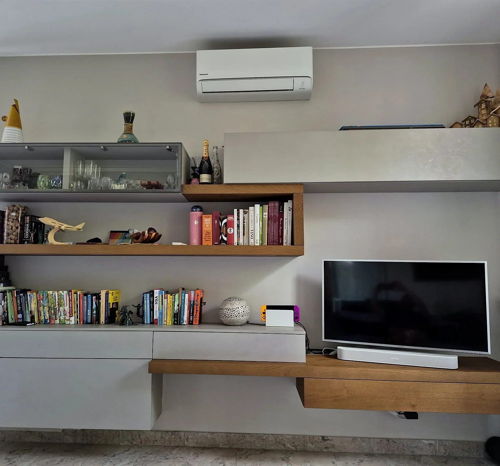 Soggiorno con climatizzatore installato da Lavoro369, parete ripristinata